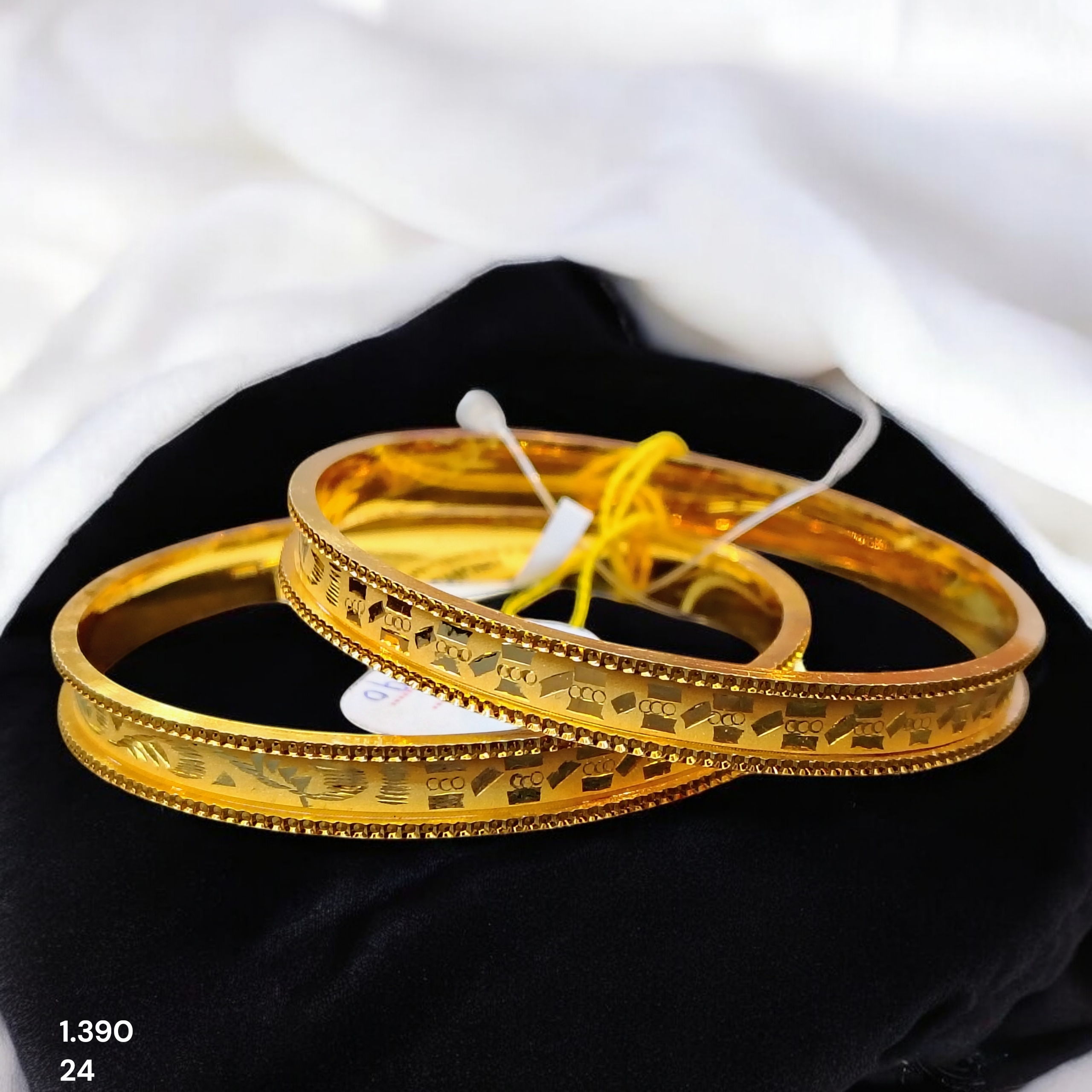 (GSN22) TRJ WGT: 1.390 GM APPROX (SIZE-24) 22KT HUID HALLMARK GOLD CHILA SOCKET CHURI 1 PAIR.