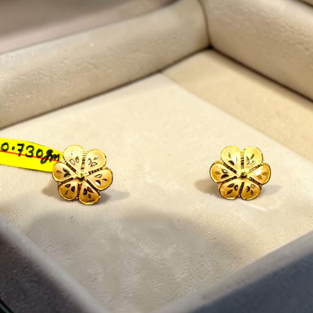 GOLD TOPS- BIS CERTIFIED (WGT: 0.730 GM APPROX) HUID HALLMARK 375 9KT GOLD TOPS 1 PAIR BEST FOR MARRIAGE GIFT.