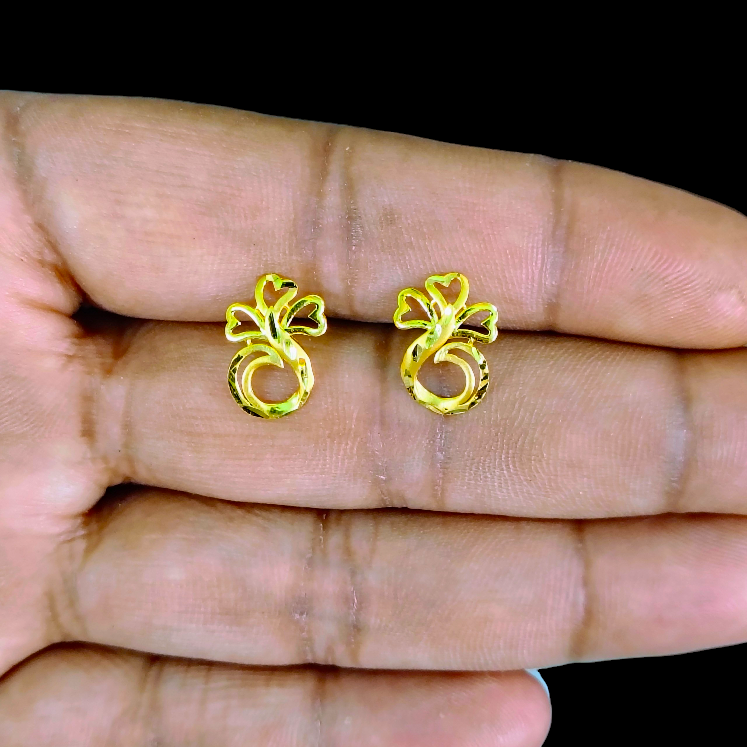 STUD EARRING- BIS CERTIFIED WGT: 1.210 GM APPROX HUID HALLMARK 916 22KT GOLD TOPS 1 PAIR FOR WOMEN.