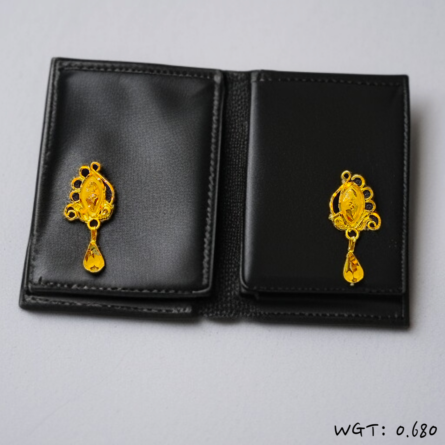 RAJLAXMI WGT: 0.680 GM APPROX HUID HALLMARK 916 22KT GOLD EAR TOPS STUD 1 PAIR FOR REGULAR USE.
