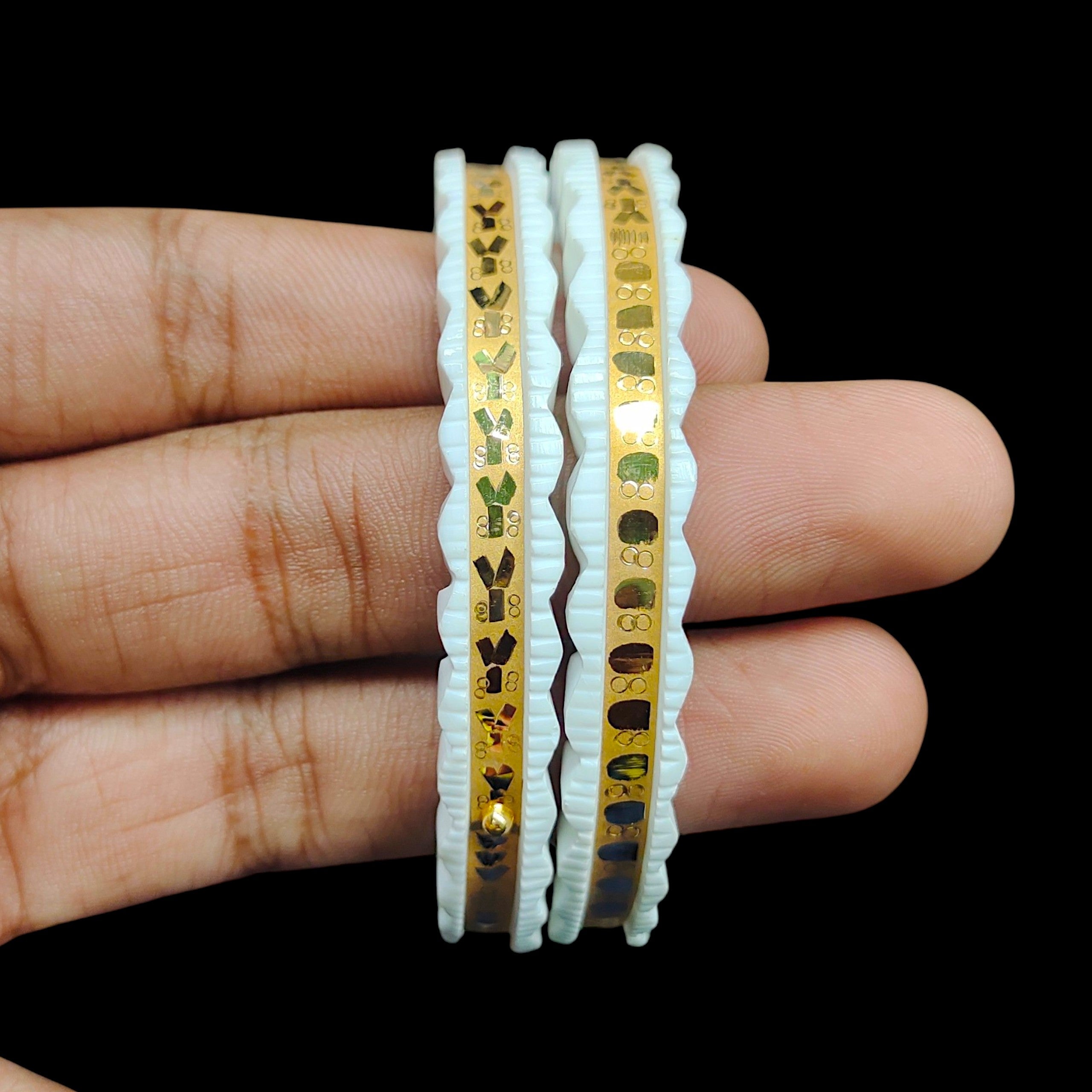 SAKHA BADHANO- (SIZE:28) WGT: 1.610 GM APPROX HUID HALLMARK 22KT GOLD SAKHA BADHANO BANGLES 1 PAIR DESIGN FOR REGULAR USE.