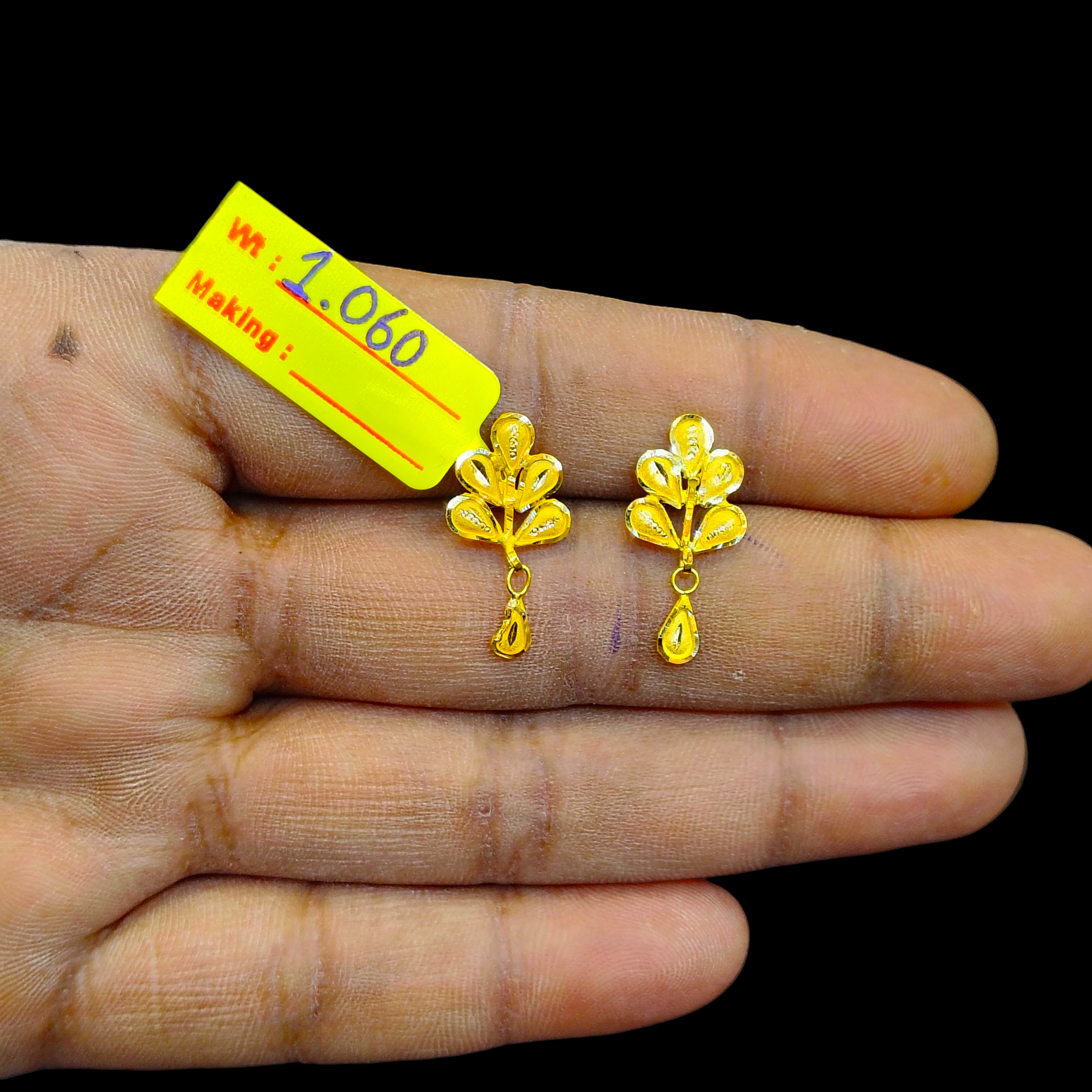 STUD EARRING- BIS CERTIFIED WGT: 1.060 GM APPROX HUID HALLMARK 916 22KT GOLD PASHA TOPS 1 PAIR FOR WOMEN.