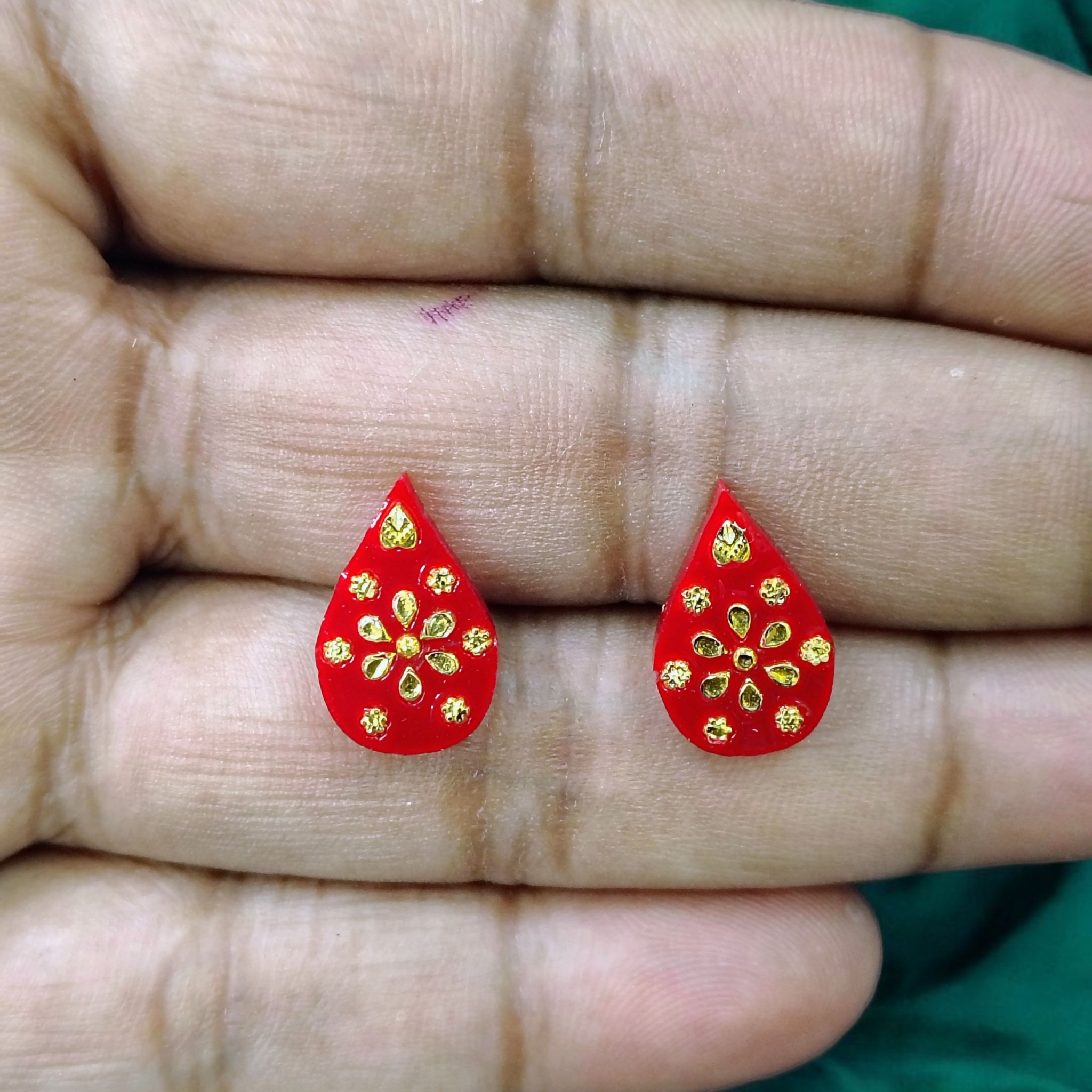 (GPER) TRJ WGT: 0.330 GM APPROX HUID HALLMARK 22KT GOLD POLA TOPS 1 PAIR FOR WOMEN.