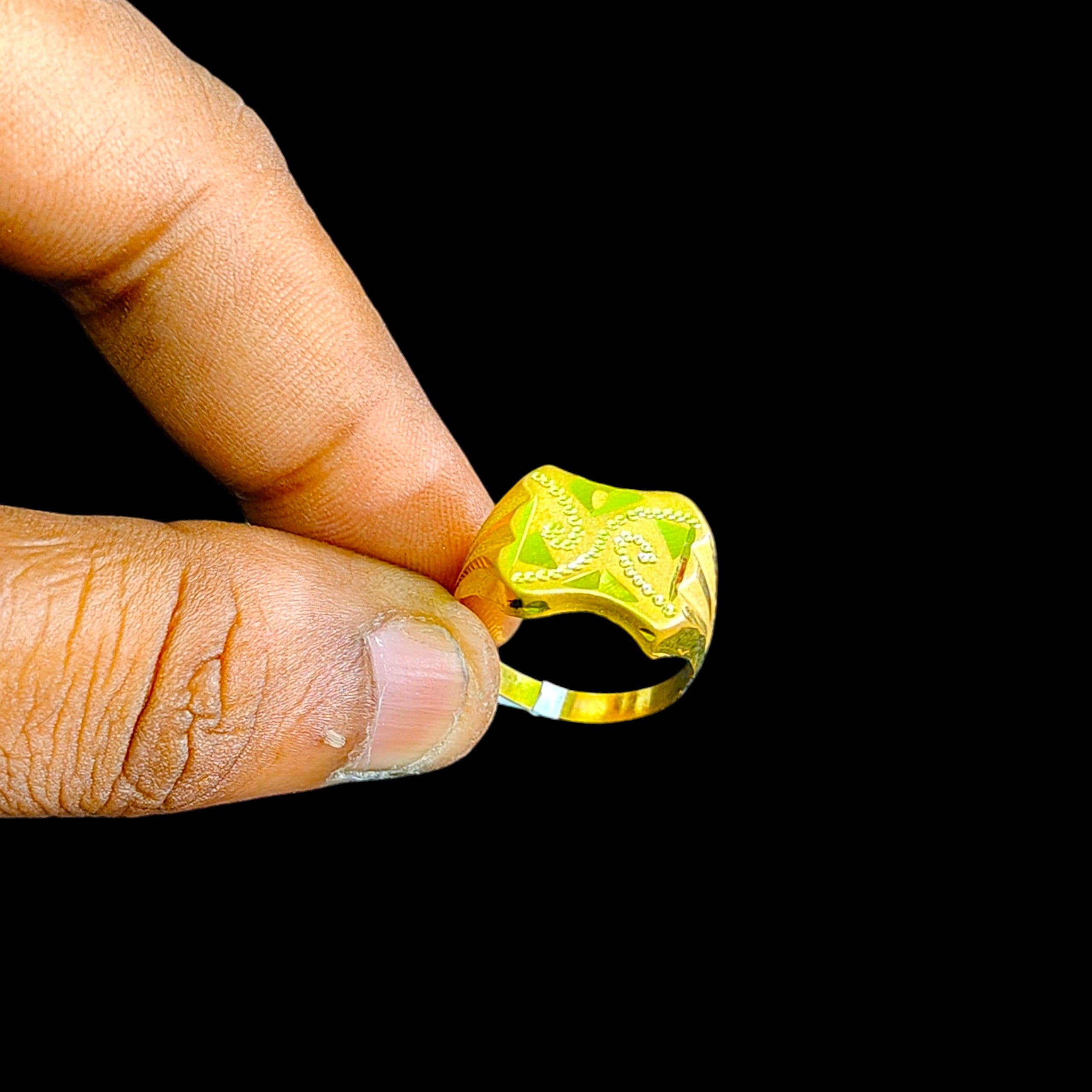 GENTS RING- TRJ (SIZE:20) WGT: 0.770 GM APPROX BIS CERTIFIED HUID HALLMARK 375 9KT GOLD FINGER RING FOR MEN 1 PIECE.
