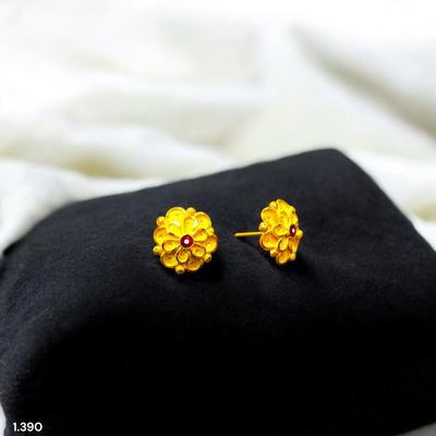 STUD EARRING- (WGT: 1.390 GM APPROX) HALLMARK 18KT GOLD EAR TOPS STUD 1 PAIR FOR REGULAR USE.
