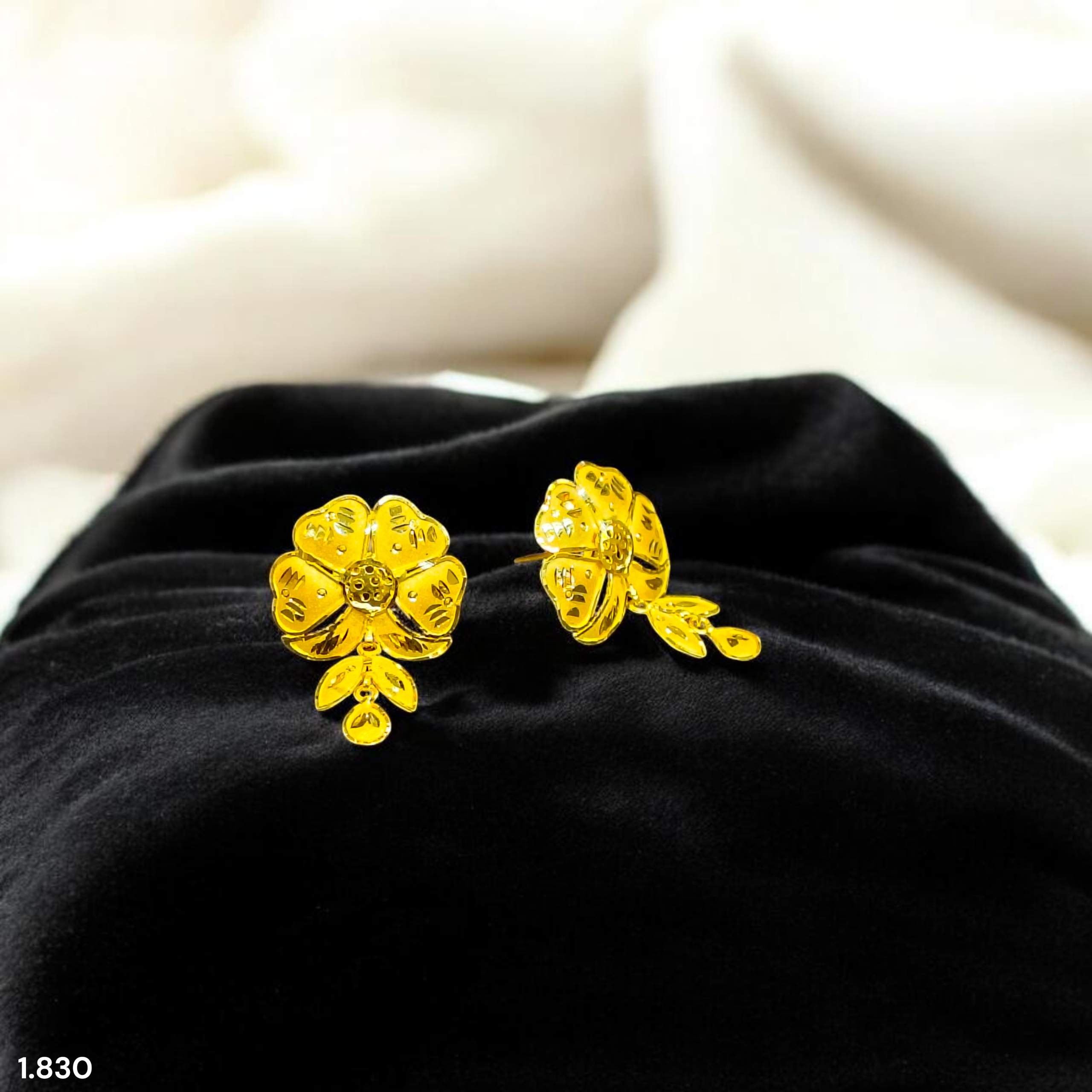 STUD EARRING- BIS CERTIFIED WGT: 1.830 GM APPROX HUID HALLMARK 916 22KT GOLD PASHA TOPS 1 PAIR FOR WOMEN.
