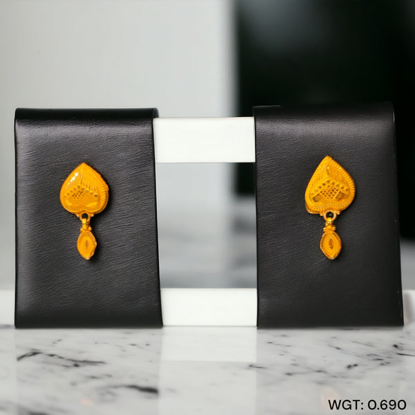STUD EARRING- (WGT: 0.690 GM APPROX) HALLMARK 18KT GOLD EAR TOPS STUD 1 PAIR FOR REGULAR USE.