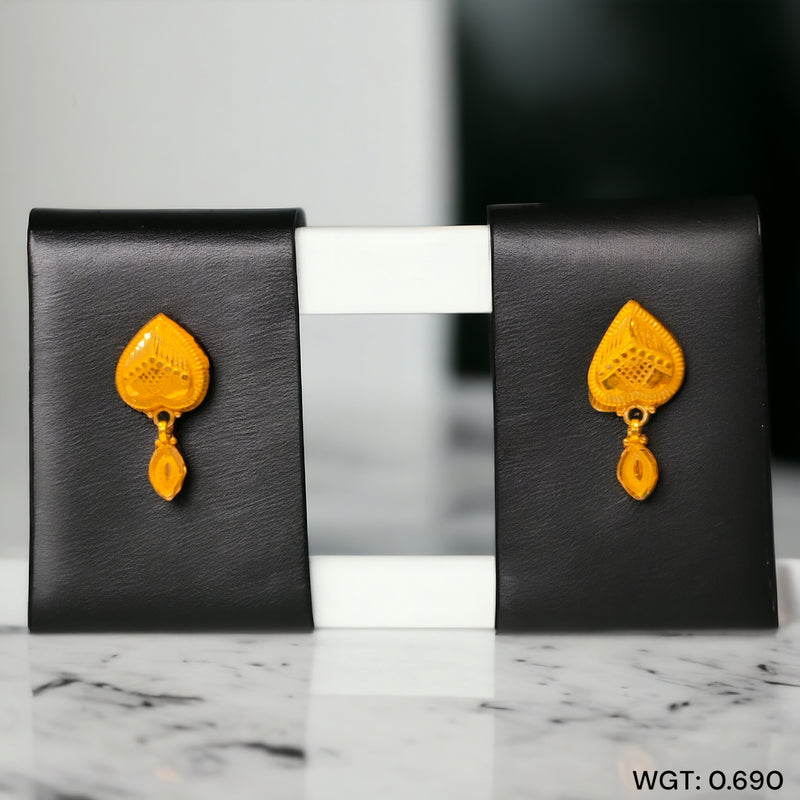 STUD EARRING- (WGT: 0.690 GM APPROX) HALLMARK 18KT GOLD EAR TOPS STUD 1 PAIR FOR REGULAR USE.