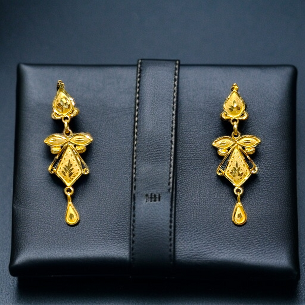 (GEK) TRJ WGT: 1.560 GM APPROX HUID HALLMARK 22KT GOLD EARRINGS KANBALA 1 PAIR FOR WOMEN.