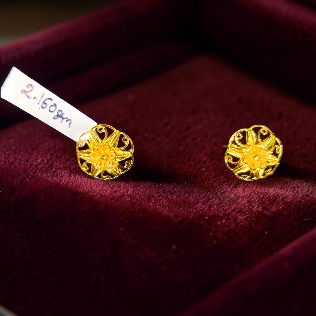 GOLD TOPS- BIS CERTIFIED WGT: 2.160 GM APPROX HUID HALLMARK 916 22KT GOLD TOPS 1 PAIR FOR WOMEN.