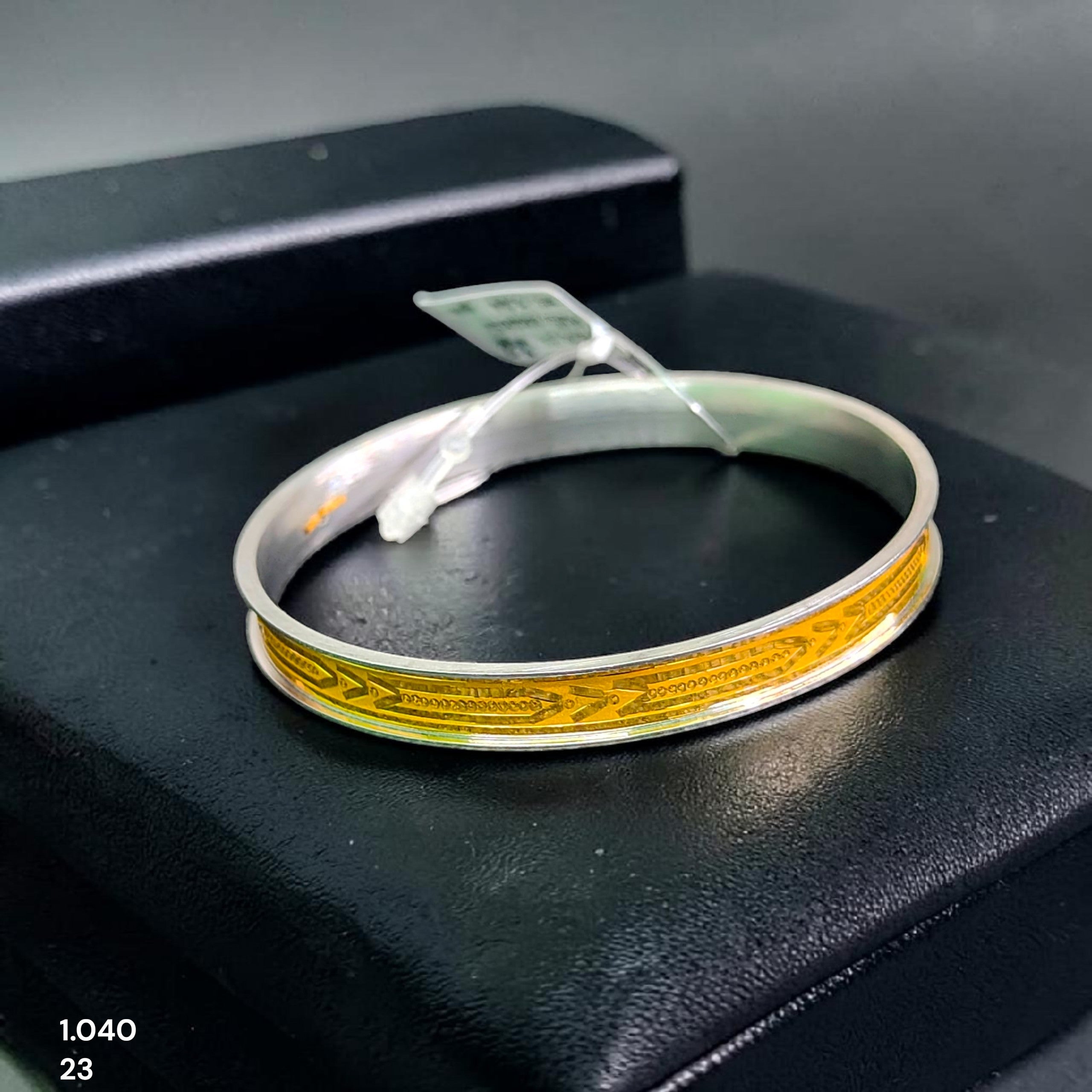 GOLD CHURI NOA- (SIZE: 23) WGT: 1.040 GM APPROX 22KT HUID HALLMARK GOLD NOA BANGLES 1 PIECE.