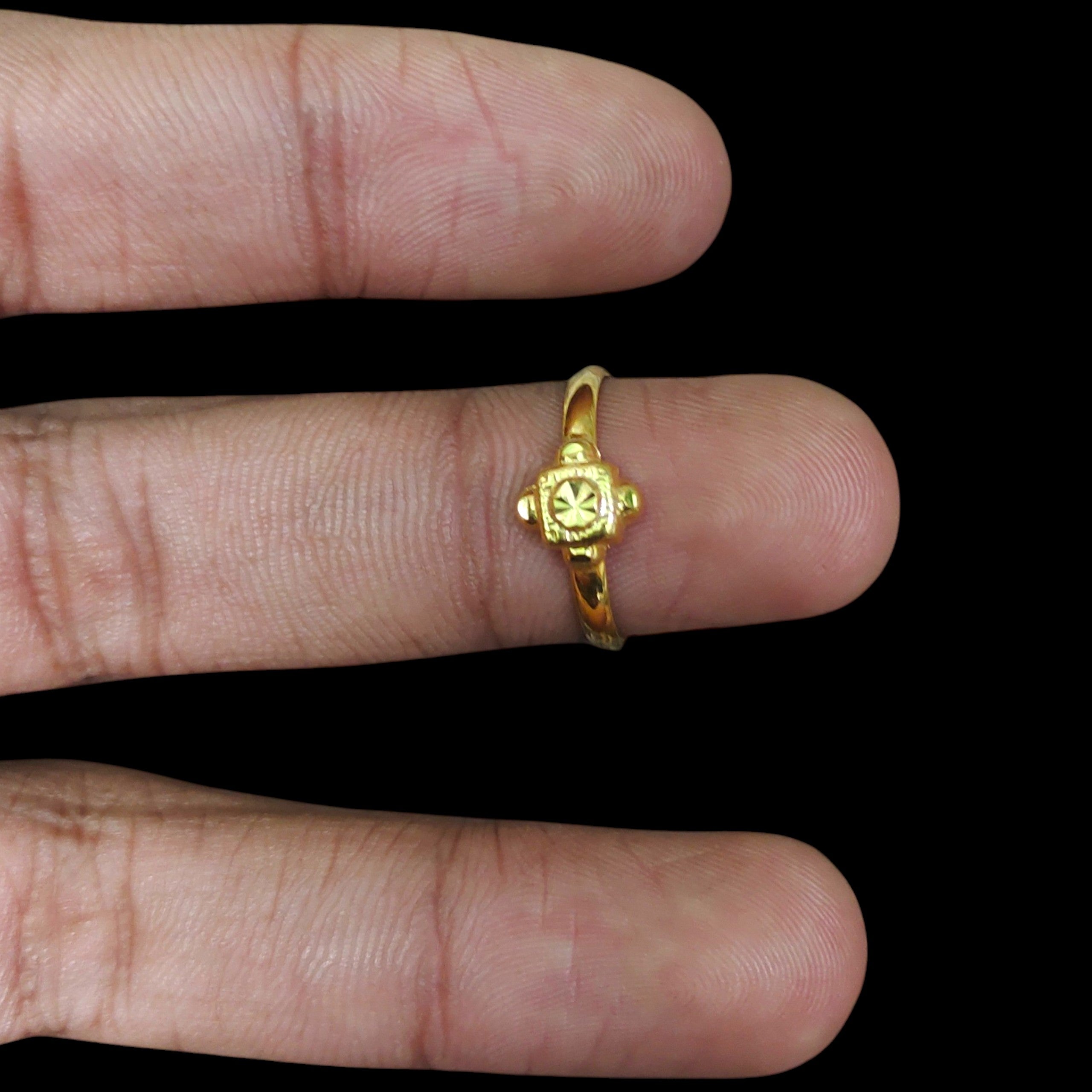 LADIES RING- (SIZE: 12) WGT: 0.370 GM APPROX BIS CERTIFIED HUID HALLMARK 9KT GOLD THUMB RING FOR UNISEX 1 PIECE.