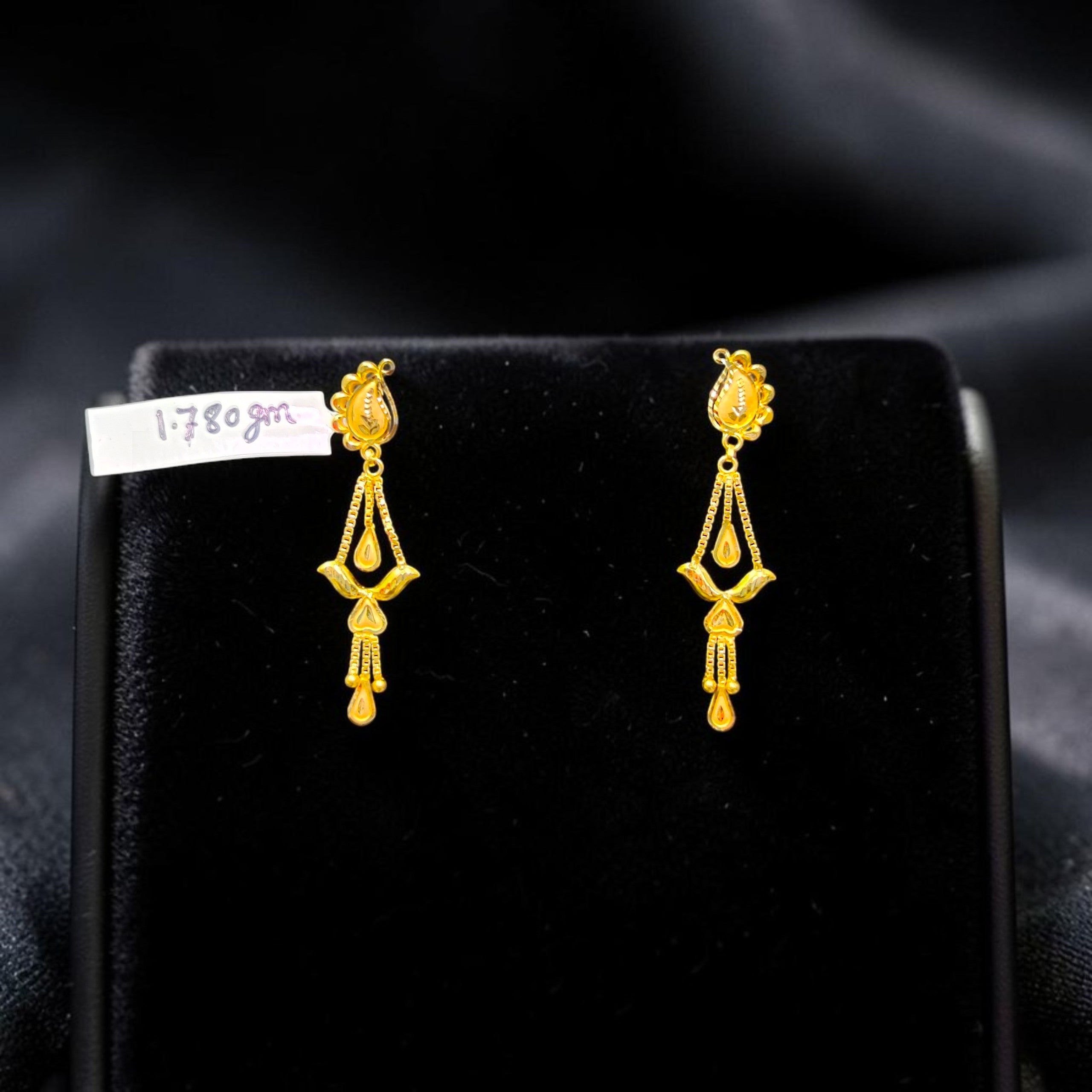 GOLD EARRINGS- BIS CERTIFIED WGT: 1.780 GM APPROX HUID HALLMARK 916 22KT GOLD EARRINGS 1 PAIR FOR WOMEN.