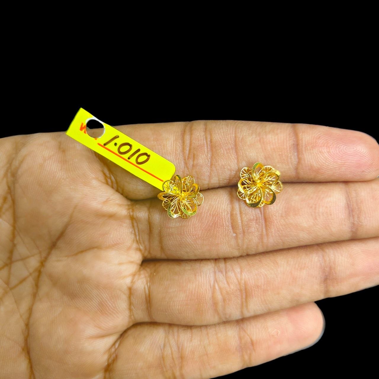GOLD TOPS- BIS CERTIFIED WGT: 1.010 GM APPROX HUID HALLMARK 916 22KT GOLD TOPS 1 PAIR FOR WOMEN.