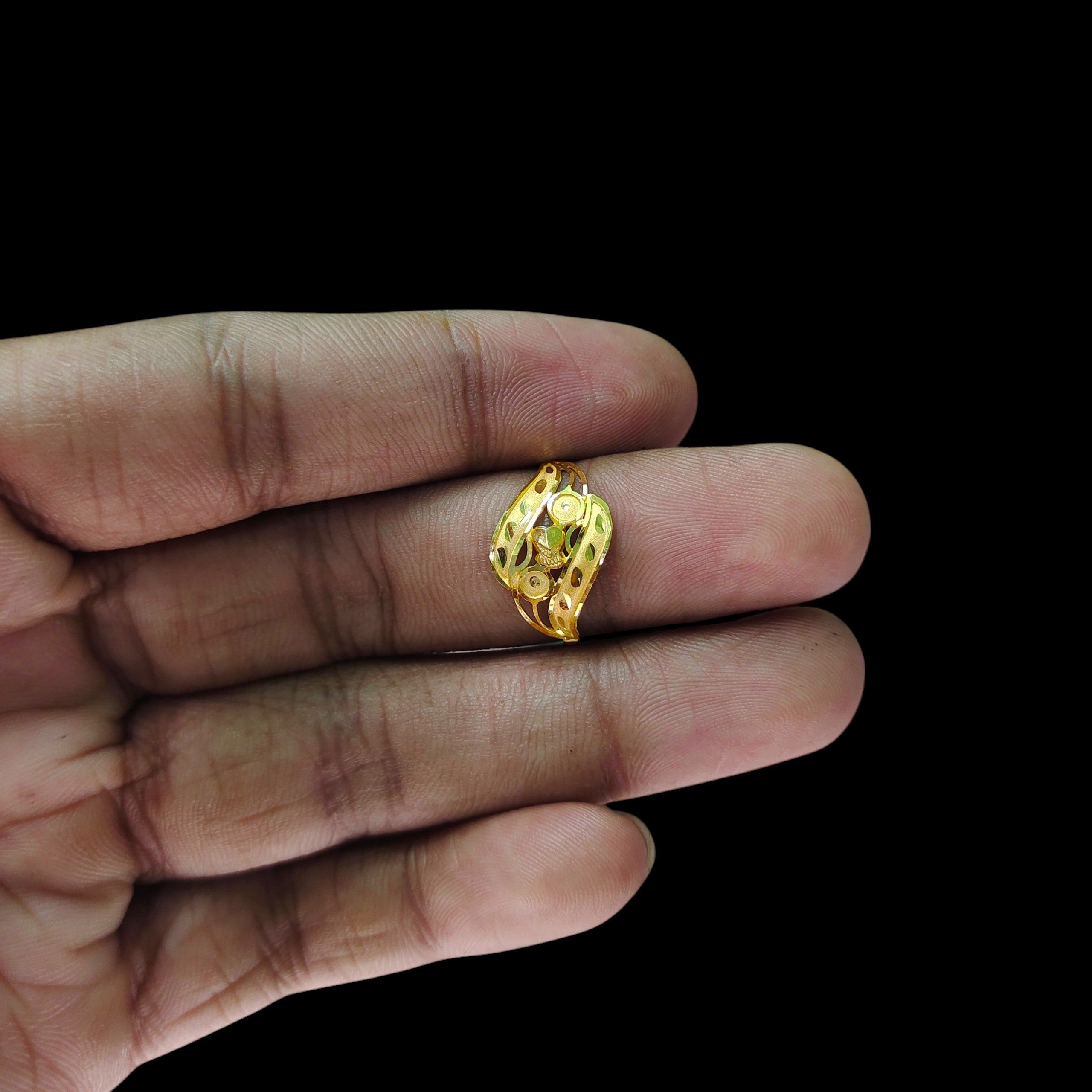 LADIES RING- (SIZE: 15) WGT: 1.020 GM APPROX BIS CERTIFIED HUID HALLMARK 916 22KT GOLD RING FOR WOMEN 1 PIECE.