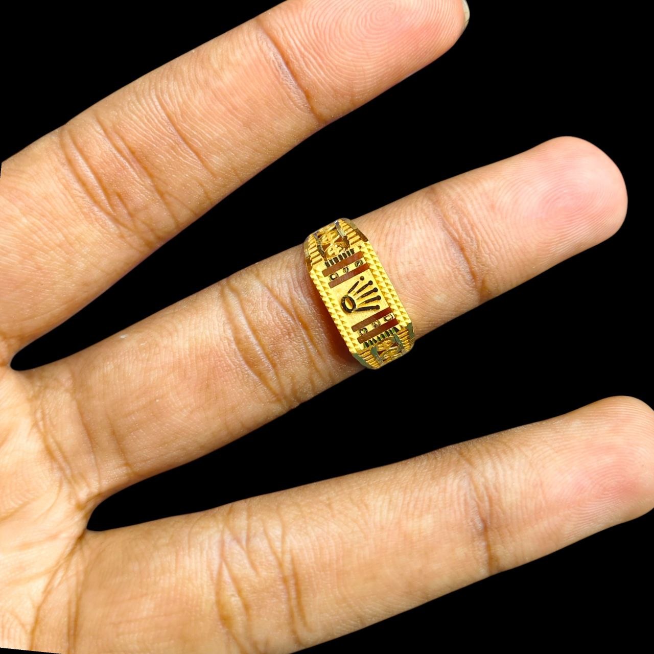 GENTS RING- SIZE:19 (WGT: 2.240 GM APPROX) BIS CERTIFIED HUID HALLMARK 916 22KT GOLD GENTS FINGER RING FOR MEN 1 PIECE.