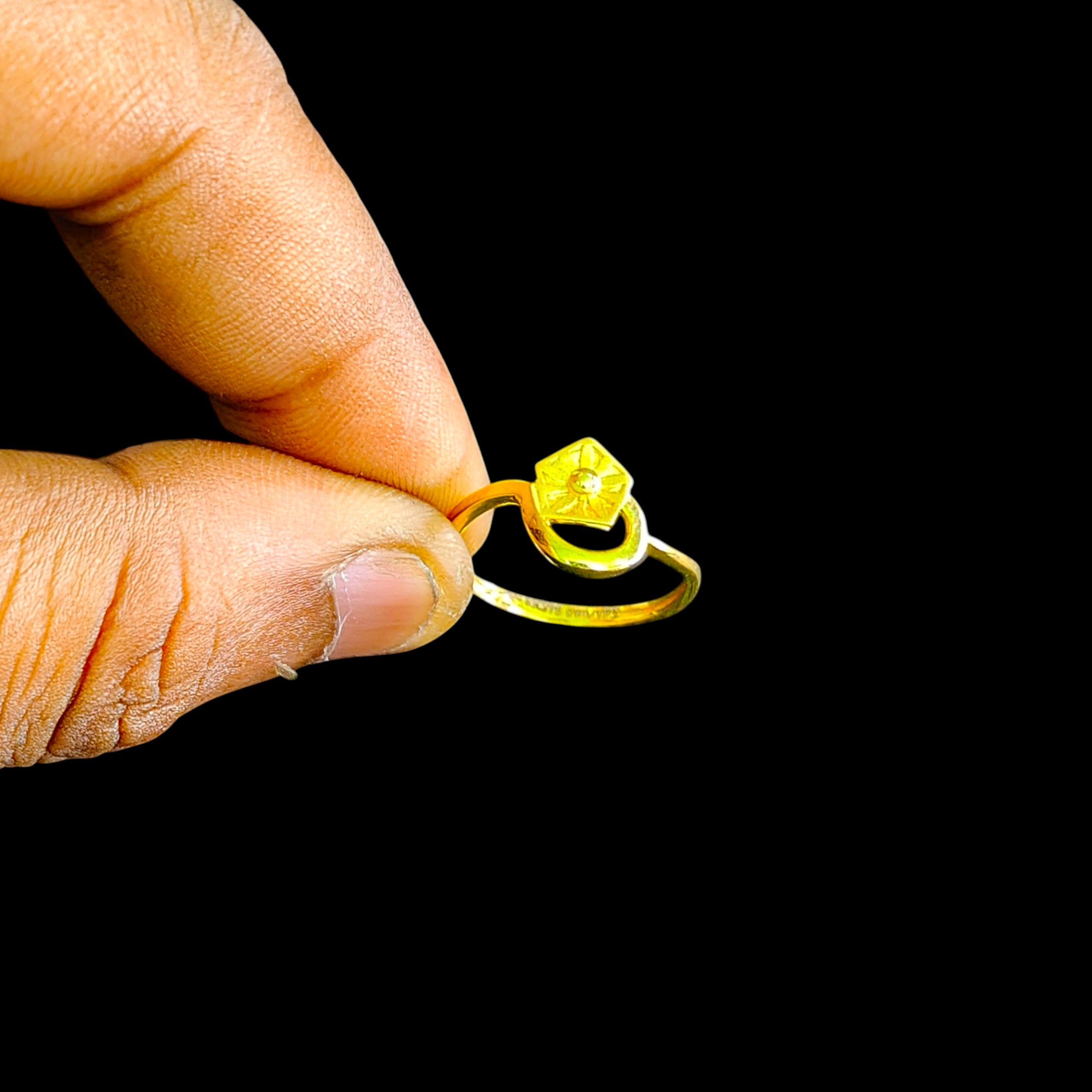 LADIES RING- (SIZE: 12) WGT: 1.130 GM APPROX BIS CERTIFIED HUID HALLMARK 9KT GOLD FINGER RING FOR WOMEN 1 PIECE FOR REGULAR USE.