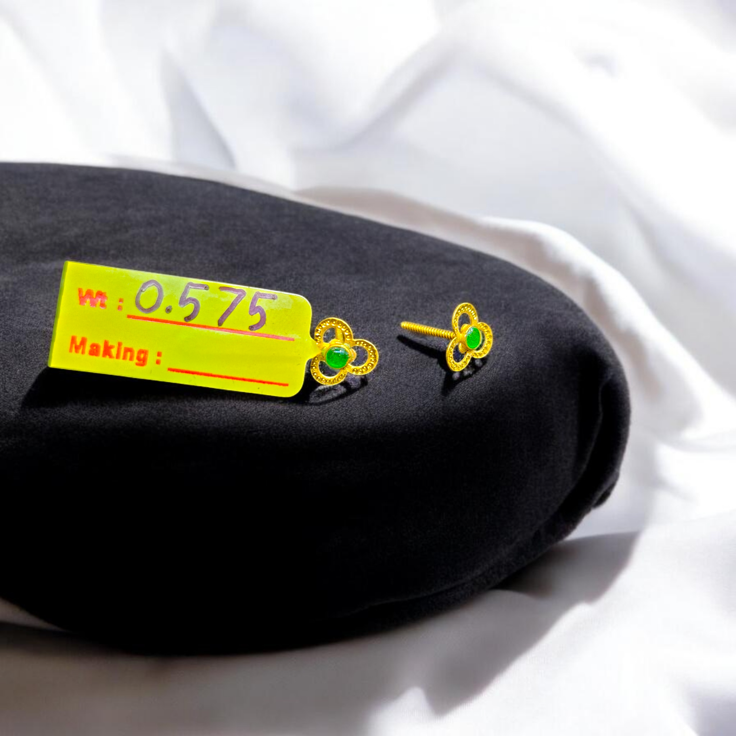 STUD EARRING- BIS CERTIFIED WGT: 0.575 GM APPROX HUID HALLMARK 916 22KT GOLD TOPS 1 PAIR FOR WOMEN.