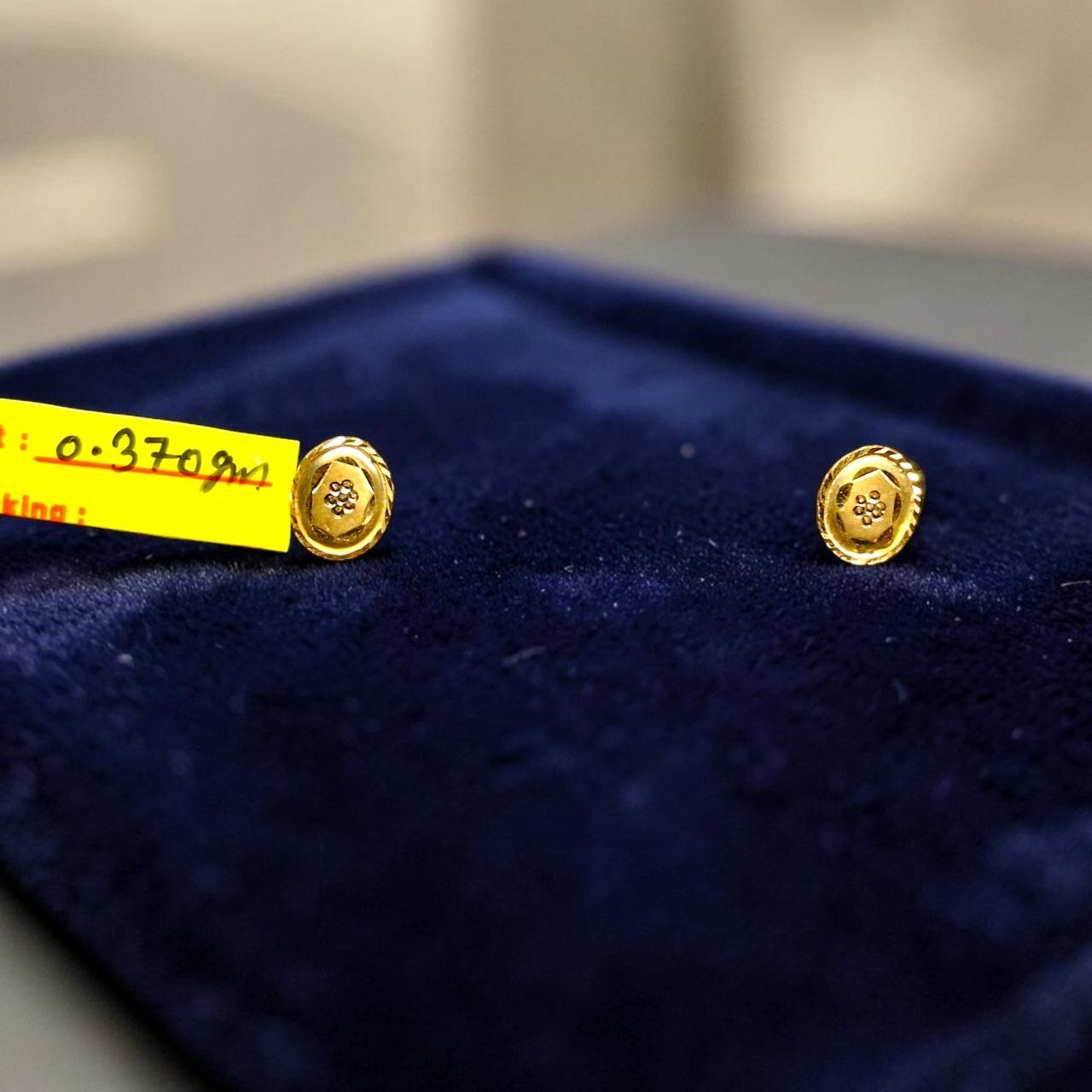 GOLD TOPS- BIS CERTIFIED (WGT: 0.370 GM APPROX) HUID HALLMARK 375 9KT GOLD TOPS 1 PAIR BEST FOR MARRIAGE GIFT.