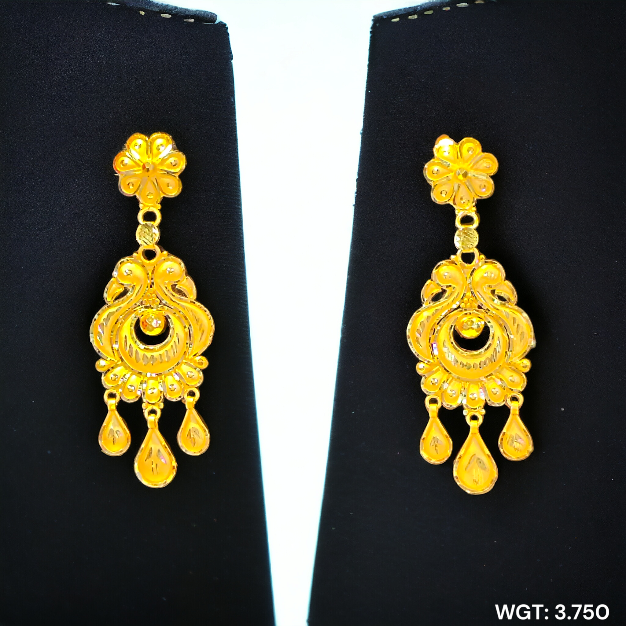 (GEK) TRJ WGT: 3.750 GM APPROX HUID HALLMARK 22KT GOLD EARRINGS KANBALA 1 PAIR FOR WOMEN.