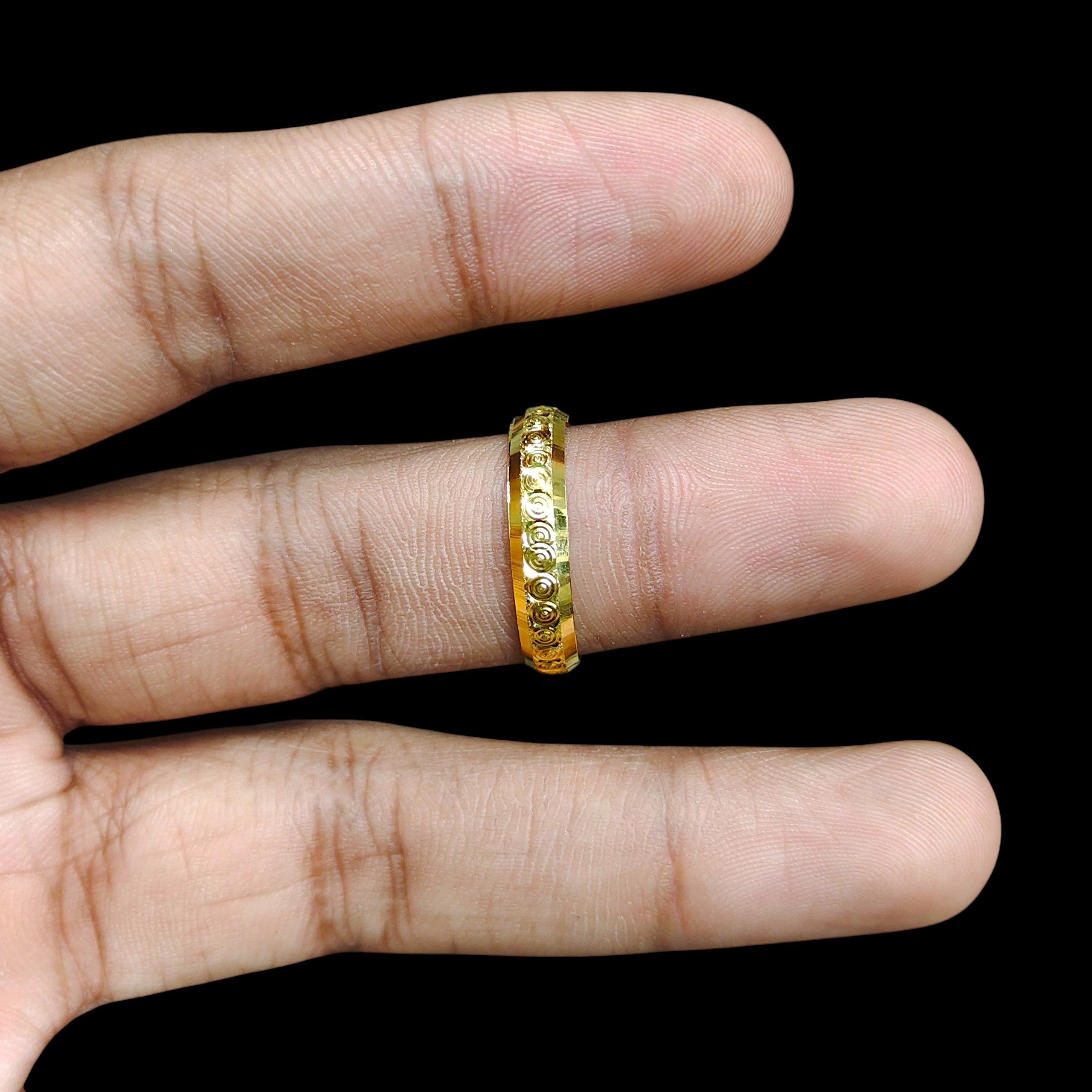 LADIES RING- (SIZE: 21) WGT: 0.830 GM APPROX BIS CERTIFIED HUID HALLMARK 9KT GOLD THUMB RING FOR UNISEX 1 PIECE.