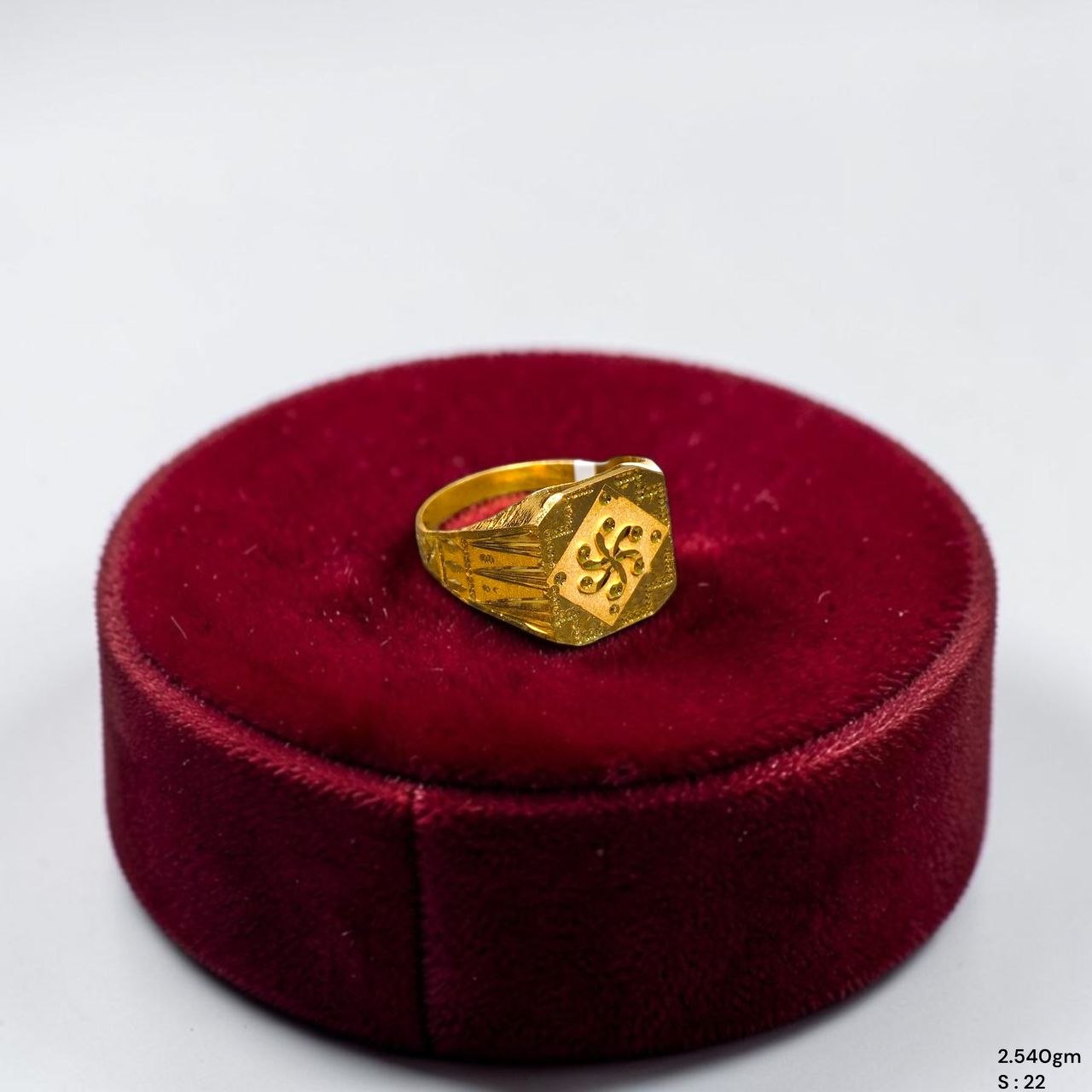 GENTS RING- SIZE:22 (WGT: 2.540 GM APPROX) BIS CERTIFIED HUID HALLMARK 916 22KT GOLD GENTS FINGER RING FOR MEN 1 PIECE.