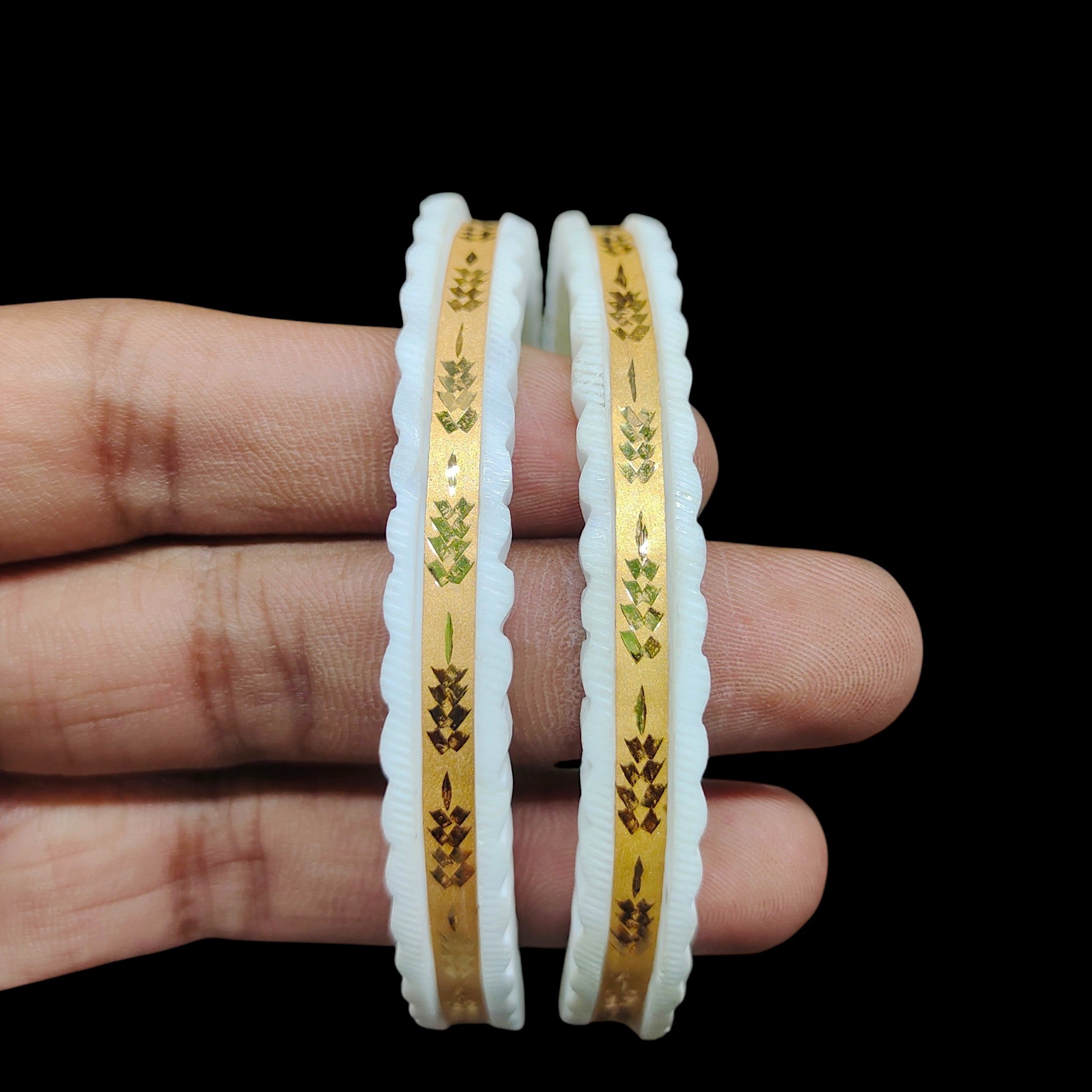 SAKHA BADHANO- (SIZE:28) WGT: 1.670 GM APPROX HUID HALLMARK 22KT GOLD SAKHA BADHANO BANGLES 1 PAIR DESIGN FOR REGULAR USE.