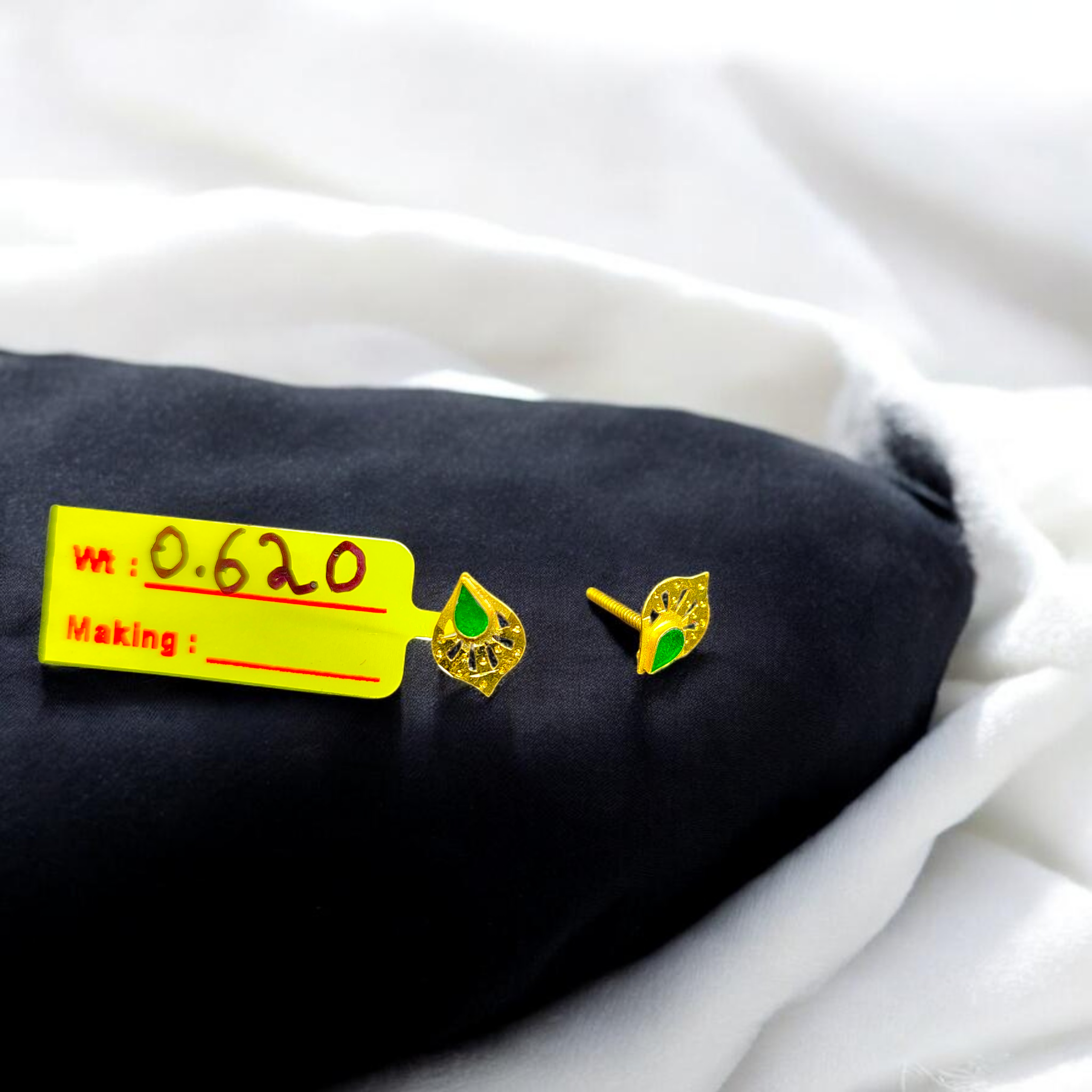 STUD EARRING- BIS CERTIFIED WGT: 0.620 GM APPROX HUID HALLMARK 916 22KT GOLD TOPS 1 PAIR FOR WOMEN.