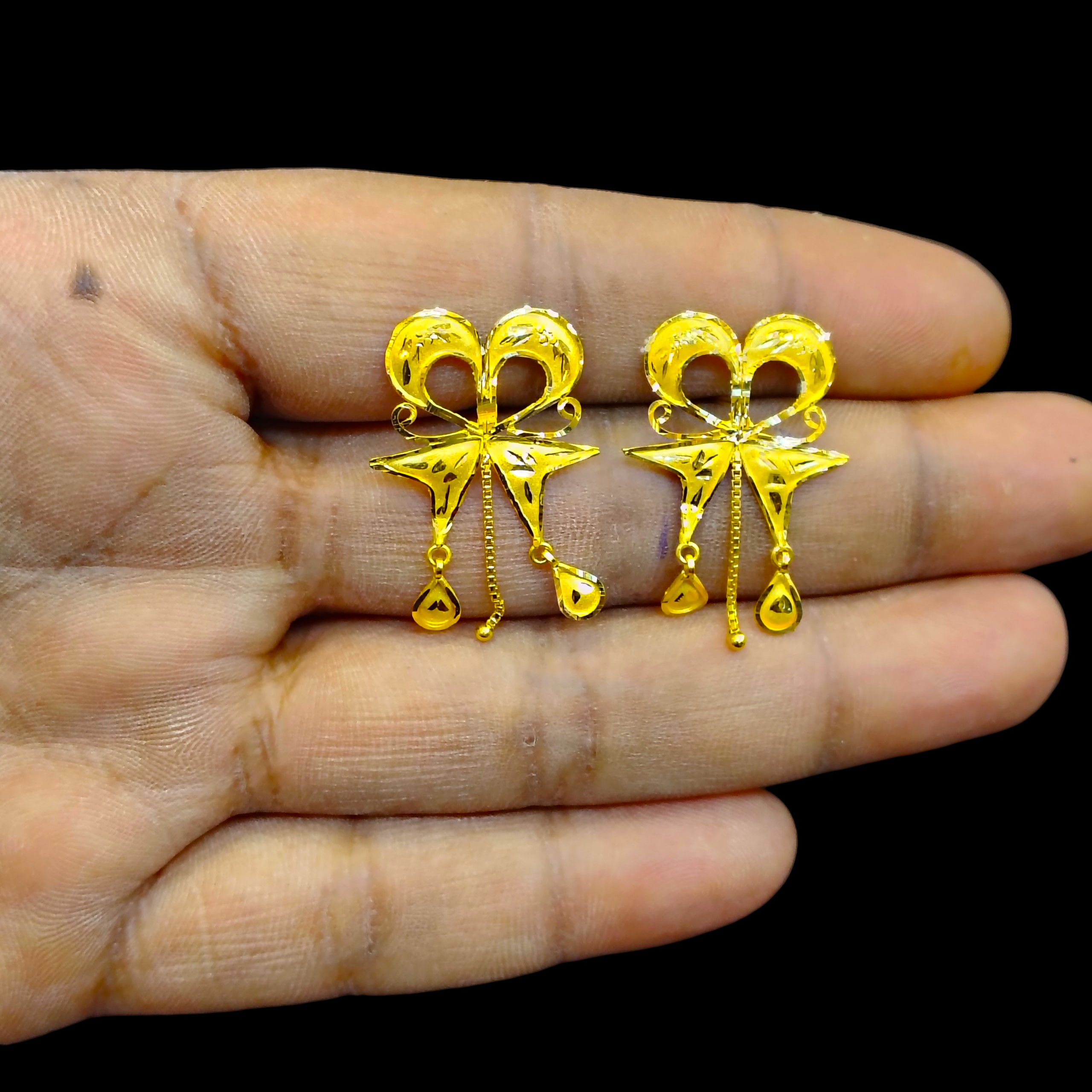 STUD EARRING- BIS CERTIFIED WGT: 1.860 GM APPROX HUID HALLMARK 916 22KT GOLD BOW TOPS 1 PAIR FOR WOMEN.