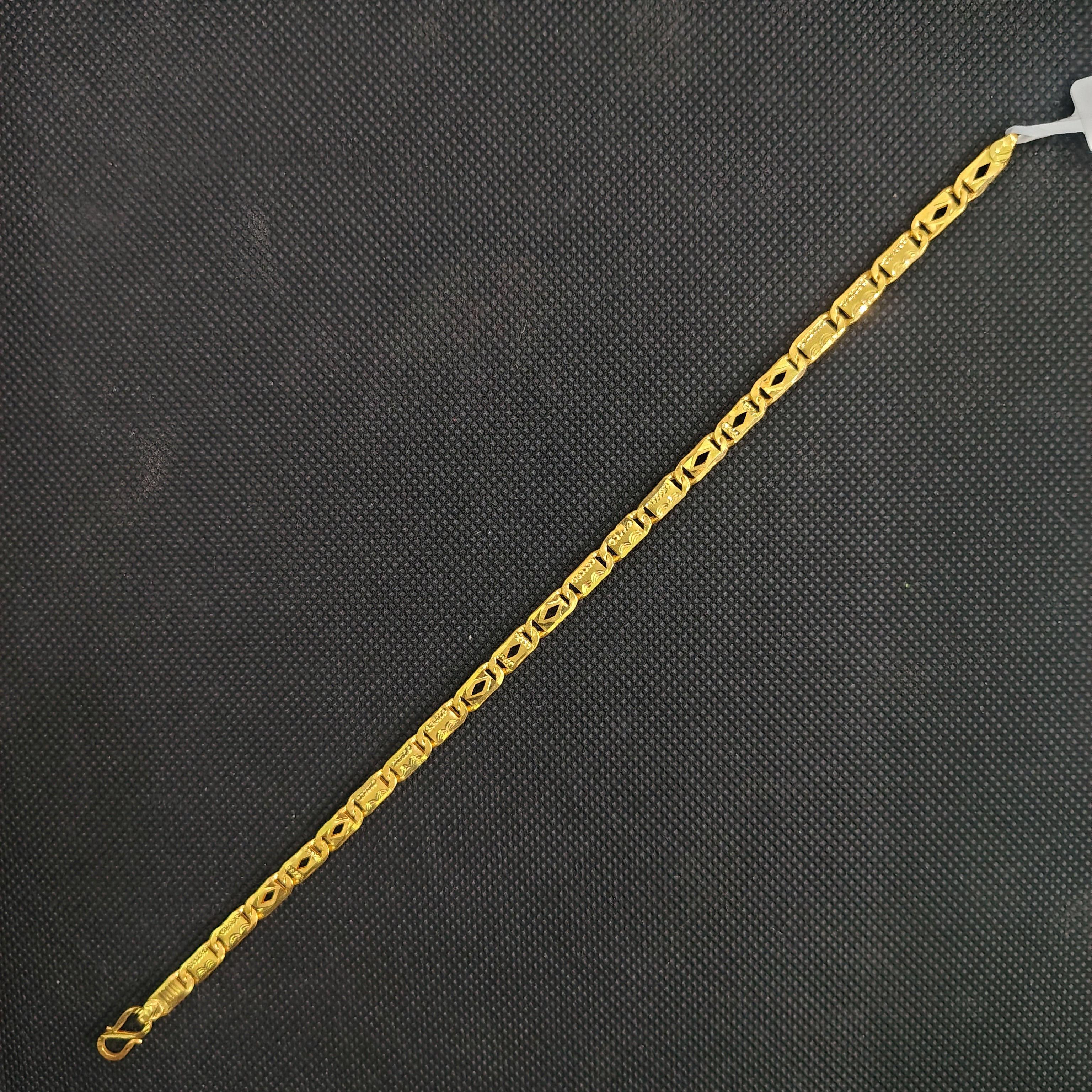 GOLD WRISTLET- 8" INCH WGT: 3.800 GM APPROX HUID HALLMARK 22KT GOLD WRISTLET 1 PIECE FOR MEN.