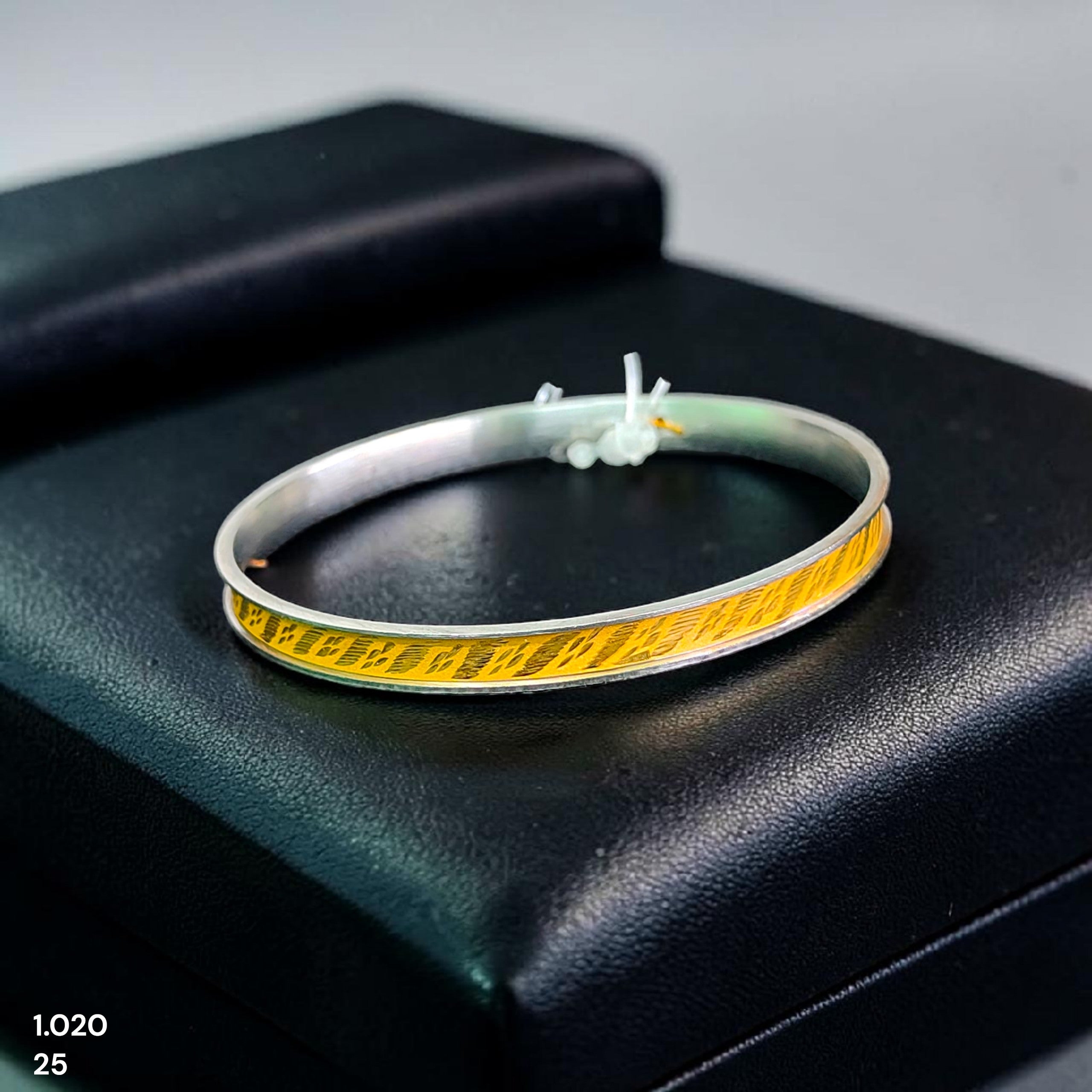 GOLD CHURI NOA- (SIZE: 25) WGT: 1.020 GM APPROX 22KT HUID HALLMARK GOLD NOA BANGLES 1 PIECE.