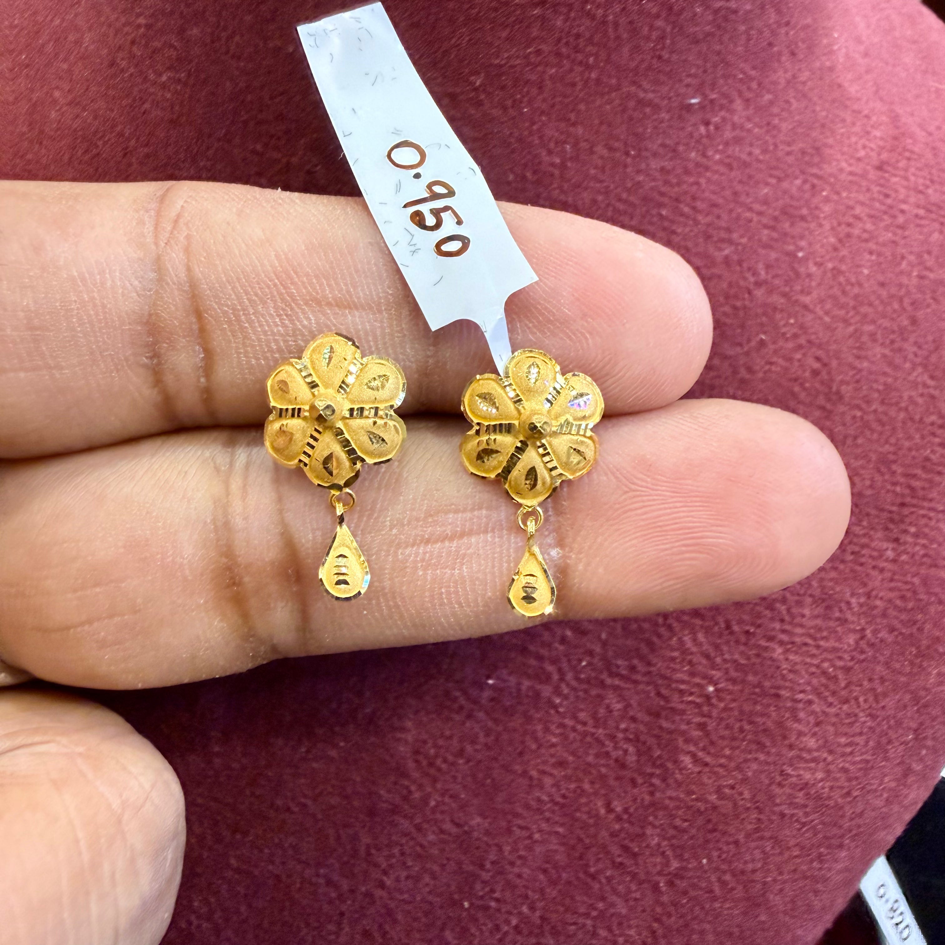 STUD EARRING- BIS CERTIFIED WGT: 0.950 GM APPROX HUID HALLMARK 916 22KT GOLD STUD EARRINGS 1 PAIR FOR WOMEN.