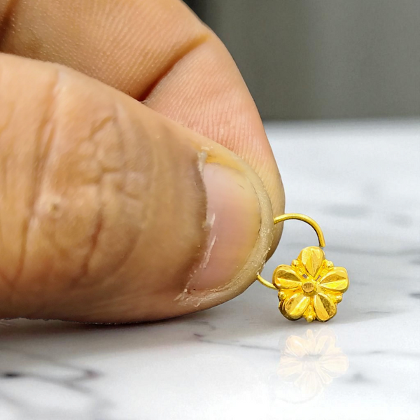RAJLAXMI WGT: 0.350 GM APPROX HUID HALLMARK 22KT GOLD NOSEPIN 1 PIECE FOR WOMEN.