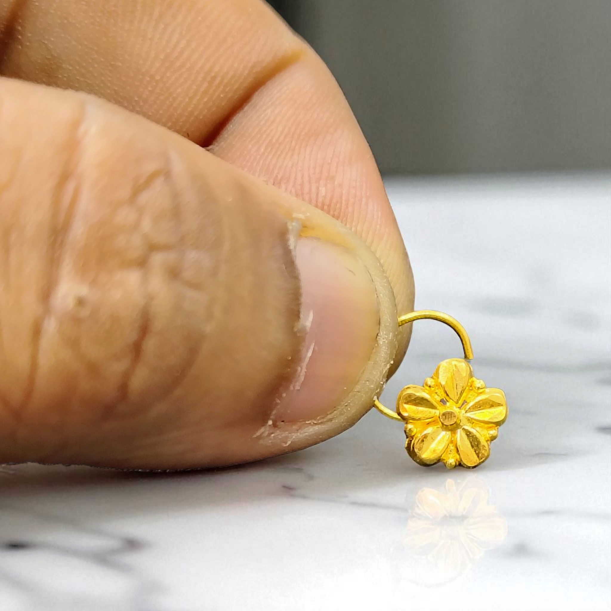 (GNP) RAJLAXMI WGT: 0.350 GM APPROX HUID HALLMARK 22KT GOLD NOSEPIN 1 PIECE FOR WOMEN.