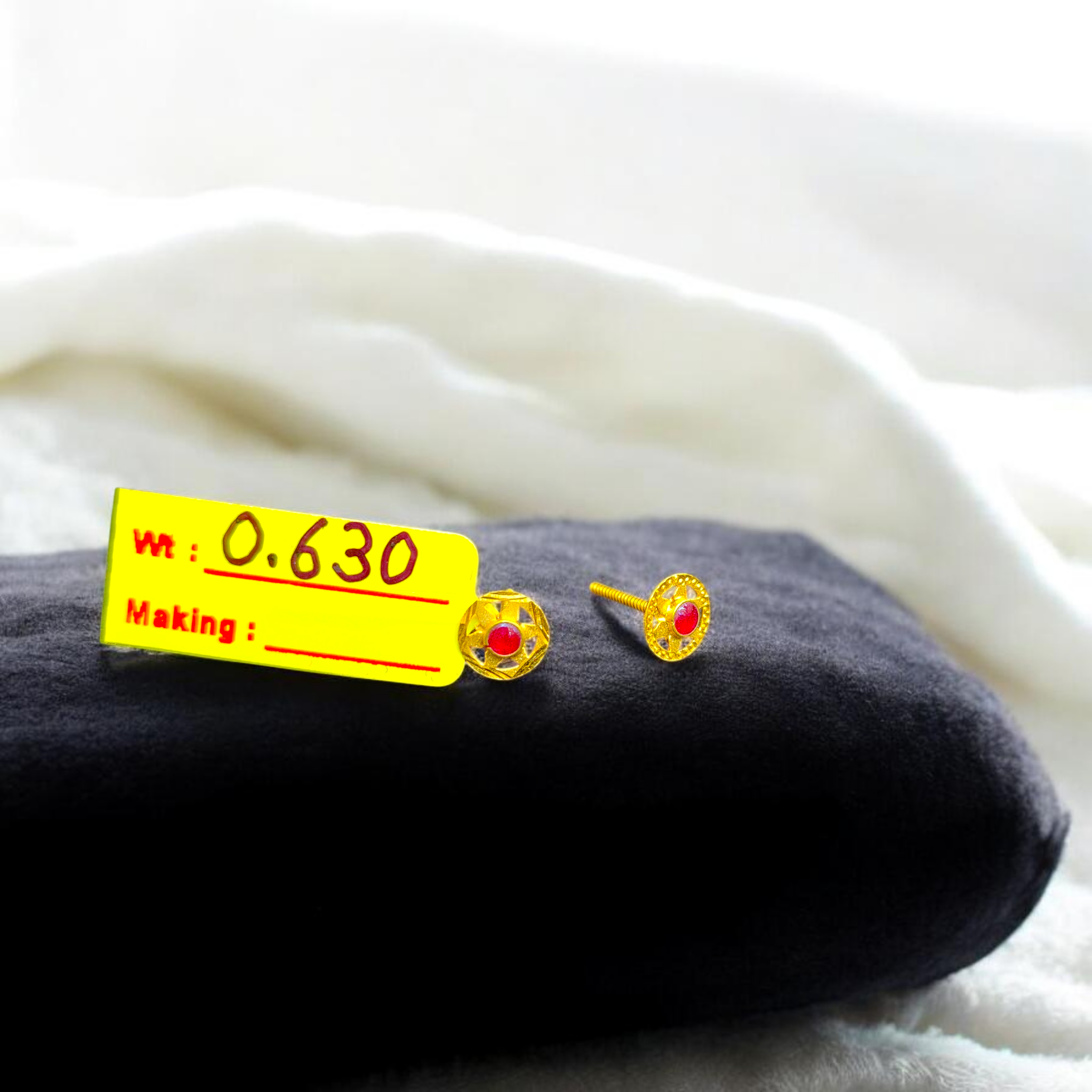 STUD EARRING- BIS CERTIFIED WGT: 0.630 GM APPROX HUID HALLMARK 916 22KT GOLD TOPS 1 PAIR FOR WOMEN.