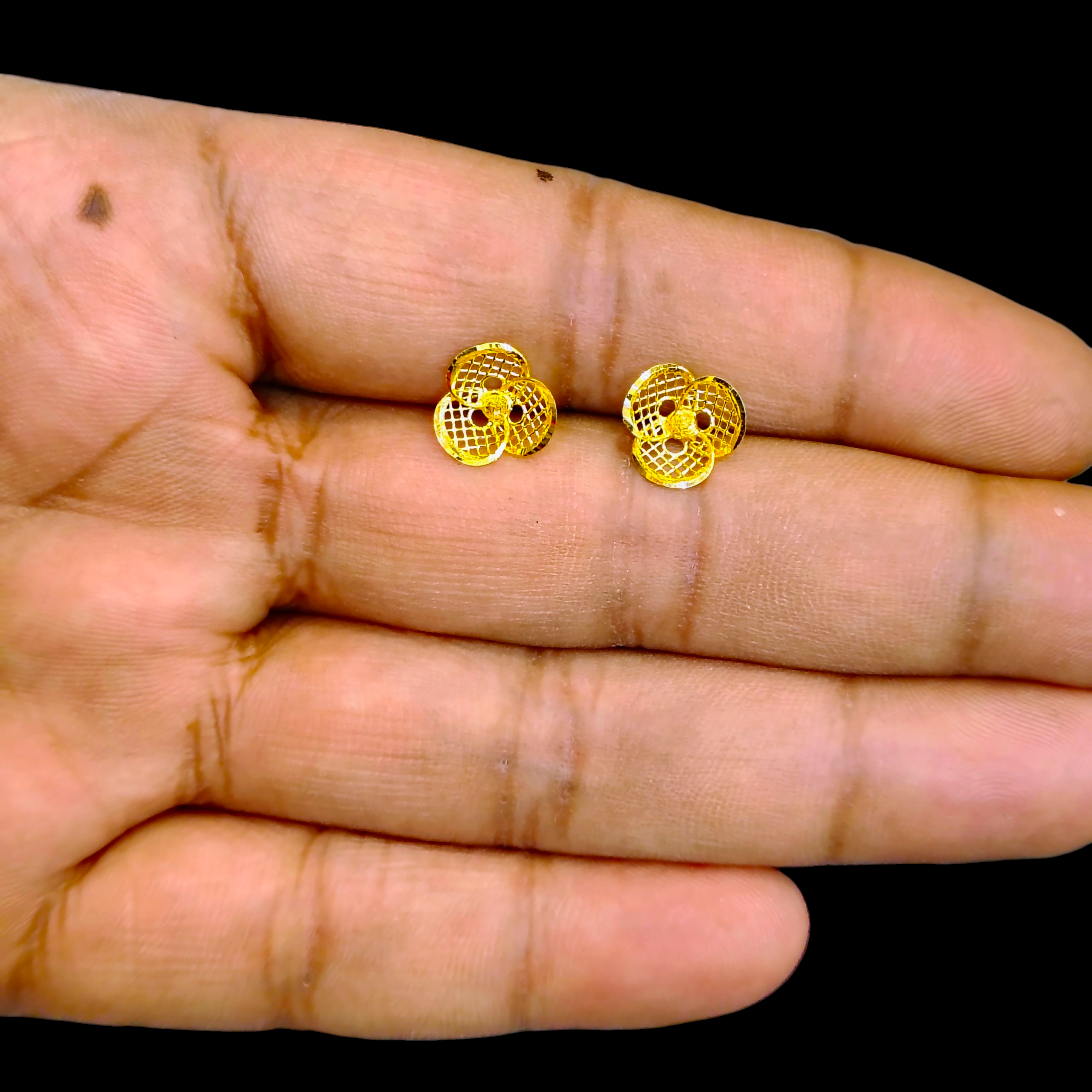 STUD EARRING- BIS CERTIFIED WGT: 0.780 GM APPROX HUID HALLMARK 916 22KT GOLD TOPS 1 PAIR FOR WOMEN.