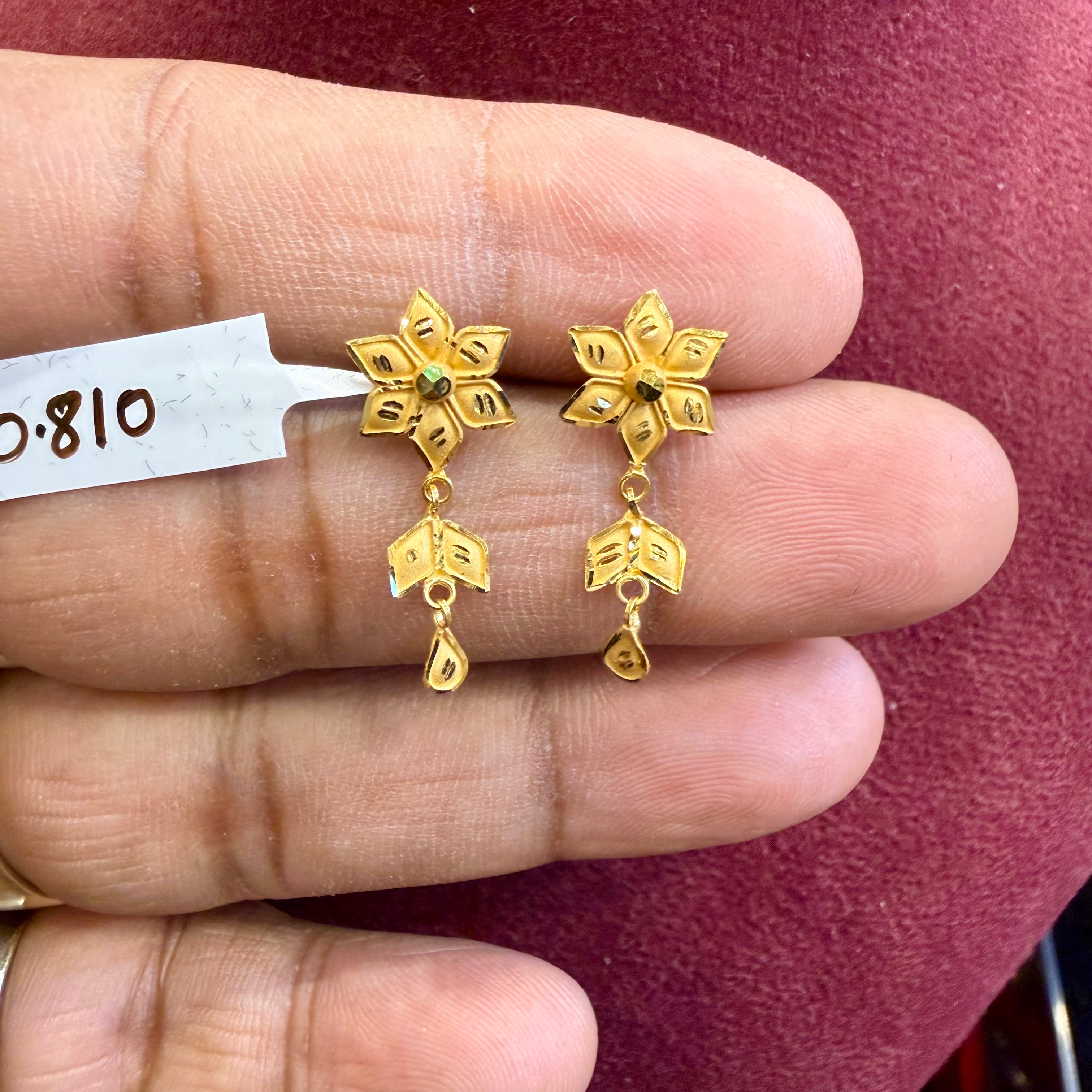 GOLD EARRINGS- WGT: 0.810 GM APPROX BIS CERTIFIED HUID HALLMARK 916 22KT GOLD EARRINGS KANBALA 1 PAIR FOR WOMEN.