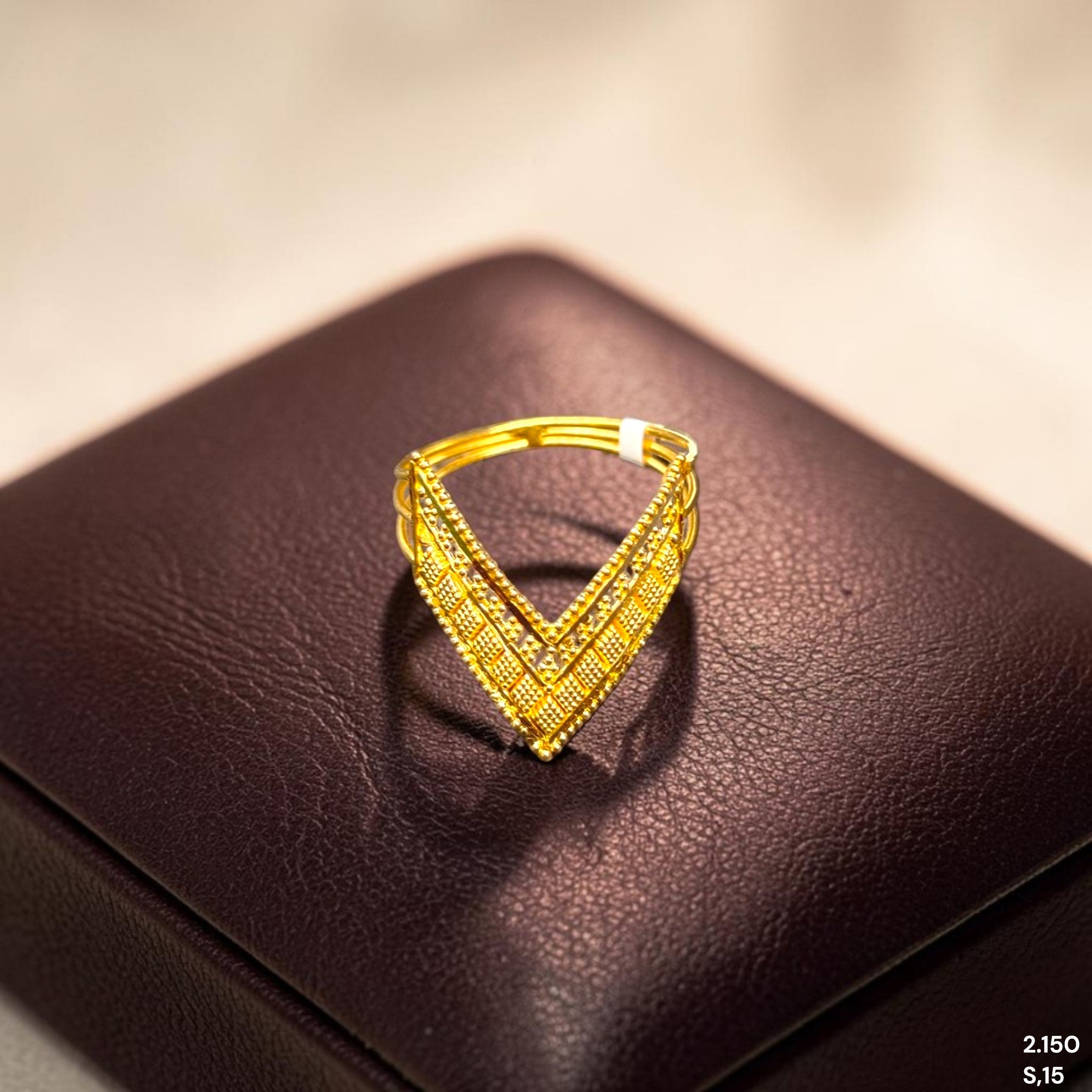 LADIES RING- (SIZE: 15) WGT: 2.150 GM APPROX BIS CERTIFIED HUID HALLMARK 916 22KT GOLD RING FOR WOMEN 1 PIECE.