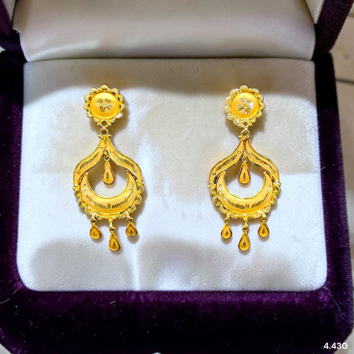 GOLD EARRINGS- (WGT: 4.430 GM APPROX) BIS CERTIFIED HUID HALLMARK 916 22KT GOLD EARRINGS 1 PAIR FOR WOMEN.(D9UBSW)-(L1VWM9)