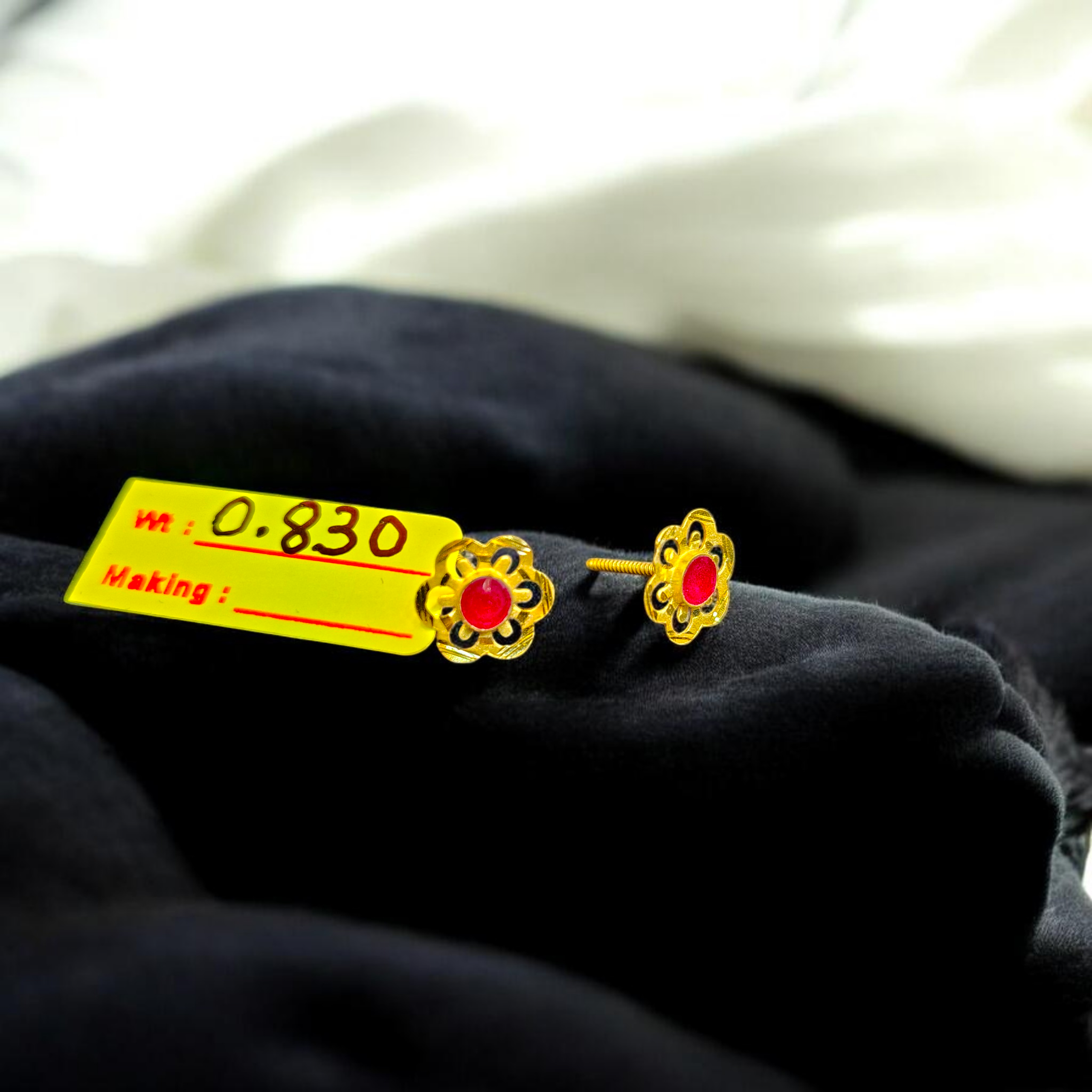 STUD EARRING- BIS CERTIFIED WGT: 0.830 GM APPROX HUID HALLMARK 916 22KT GOLD TOPS 1 PAIR FOR WOMEN.