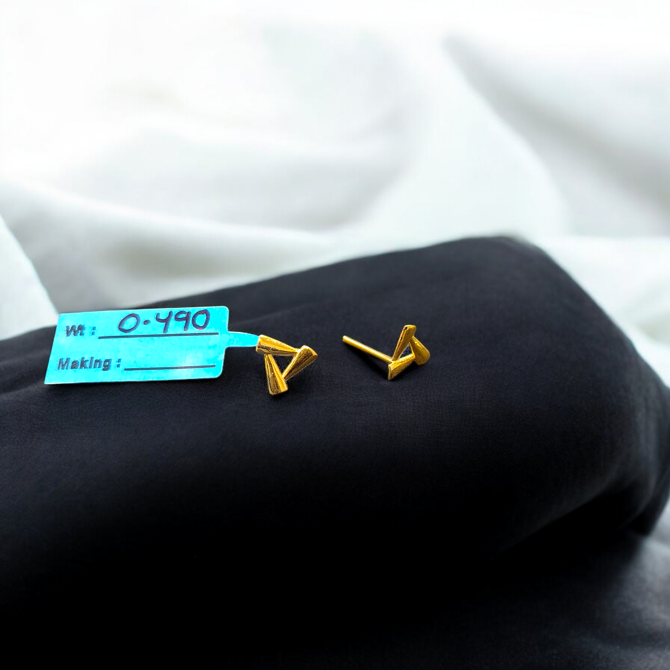 (GSE9) TRJ BABY TOPS WGT: 0.490 GM APPROX BIS CERTIFIED HUID HALLMARK 9KT GOLD STUD EARRINGS FOR WOMEN 1 PAIR FOR REGULAR USE.