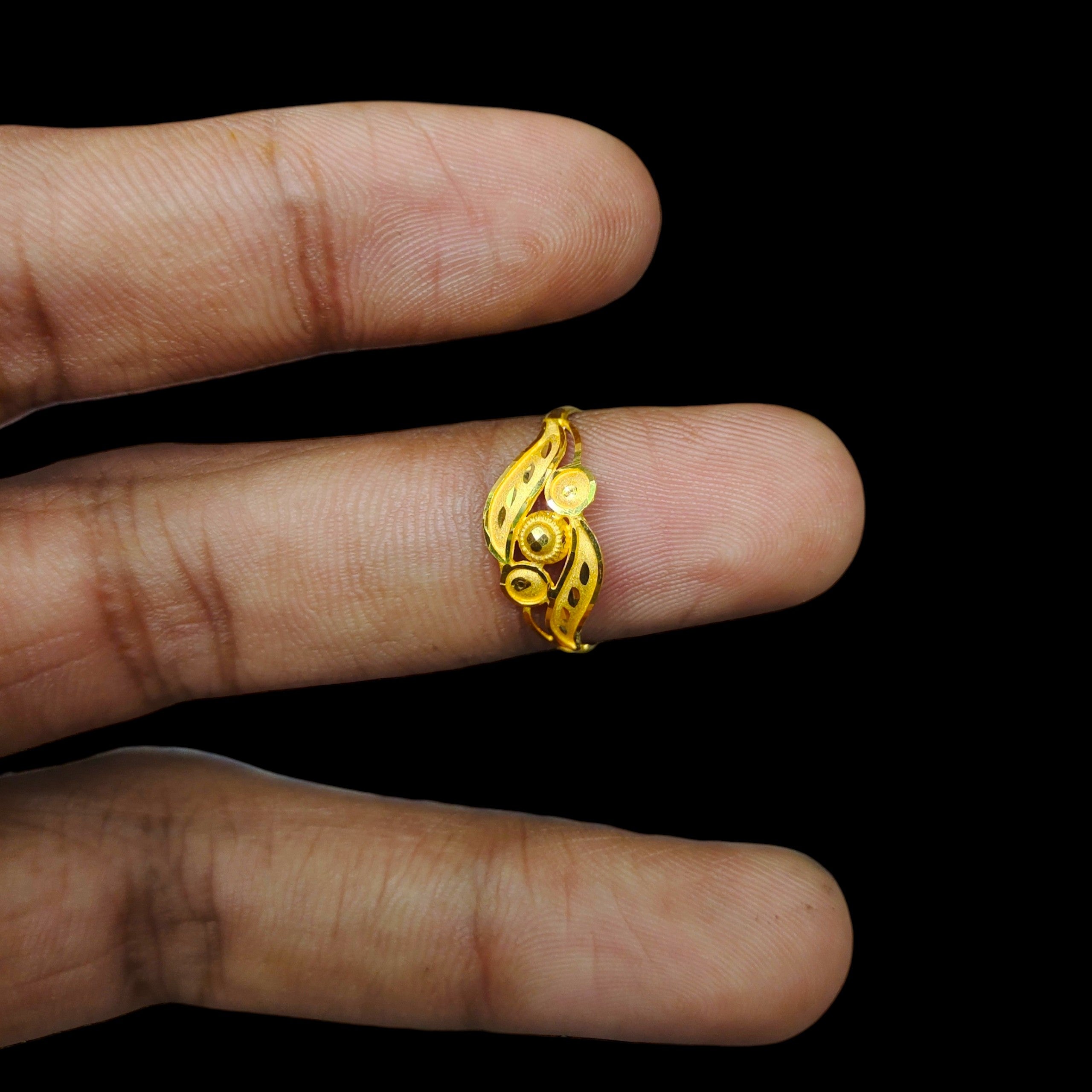 LADIES RING- (SIZE: 13) WGT: 0.860 GM APPROX BIS CERTIFIED HUID HALLMARK 916 22KT GOLD RING FOR WOMEN 1 PIECE.