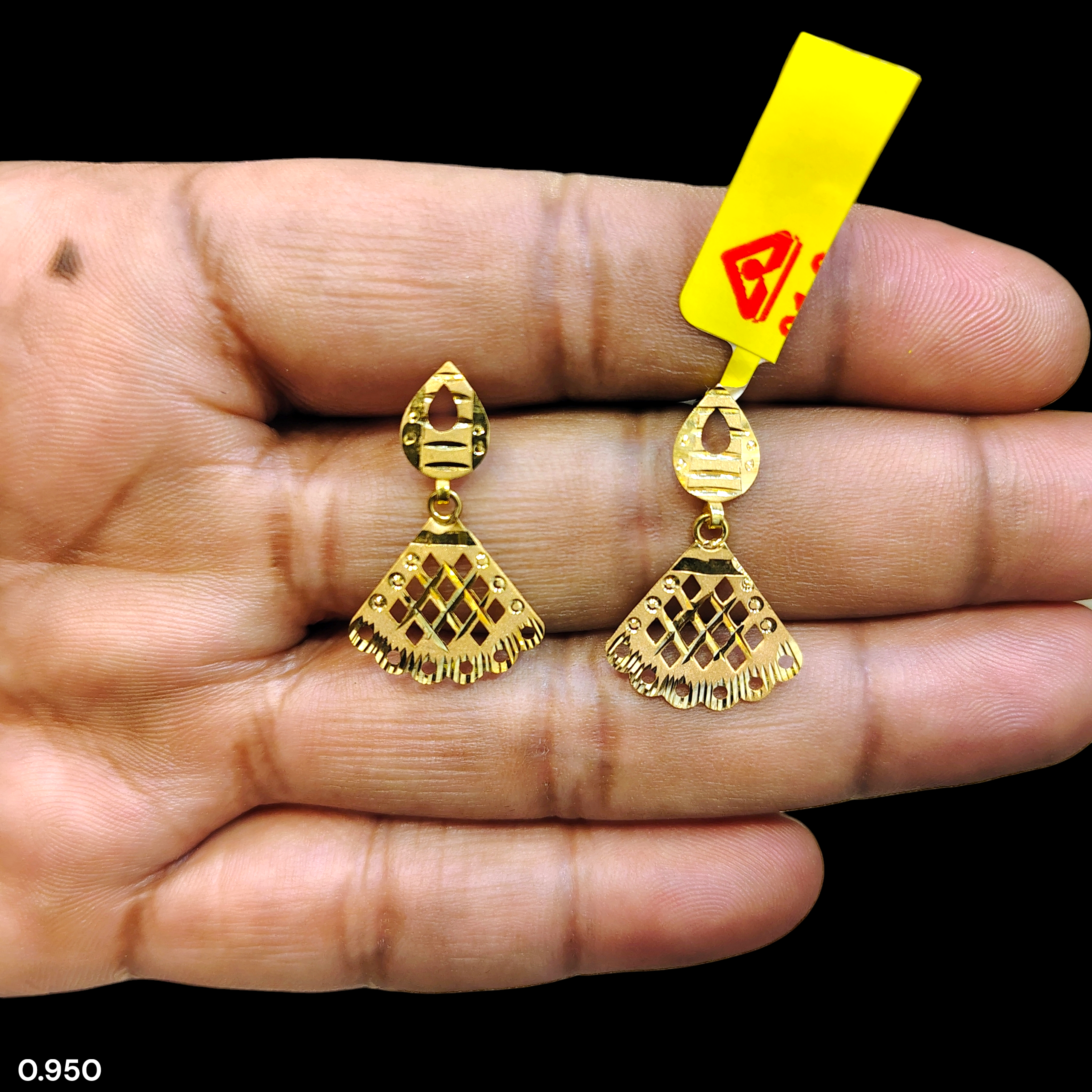 GOLD EARRINGS- WGT: 0.950 GM APPROX BIS CERTIFIED HUID HALLMARK 9KT GOLD EARRINGS 1 PAIR FOR WOMEN.