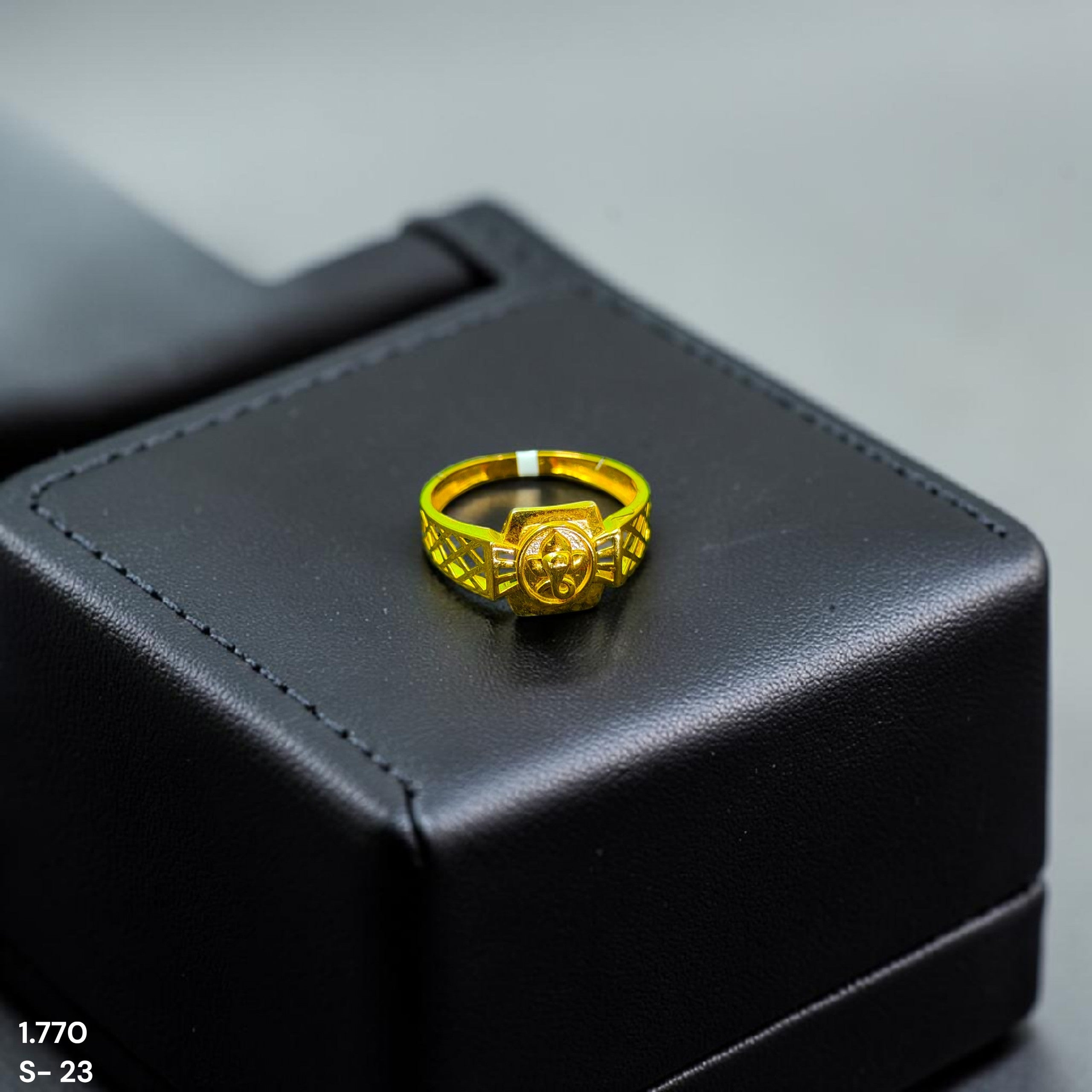 GENTS RING- TRJ (SIZE:23) WGT: 1.770 GM APPROX BIS CERTIFIED HUID HALLMARK 375 9KT GOLD FINGER RING FOR MEN 1 PIECE.
