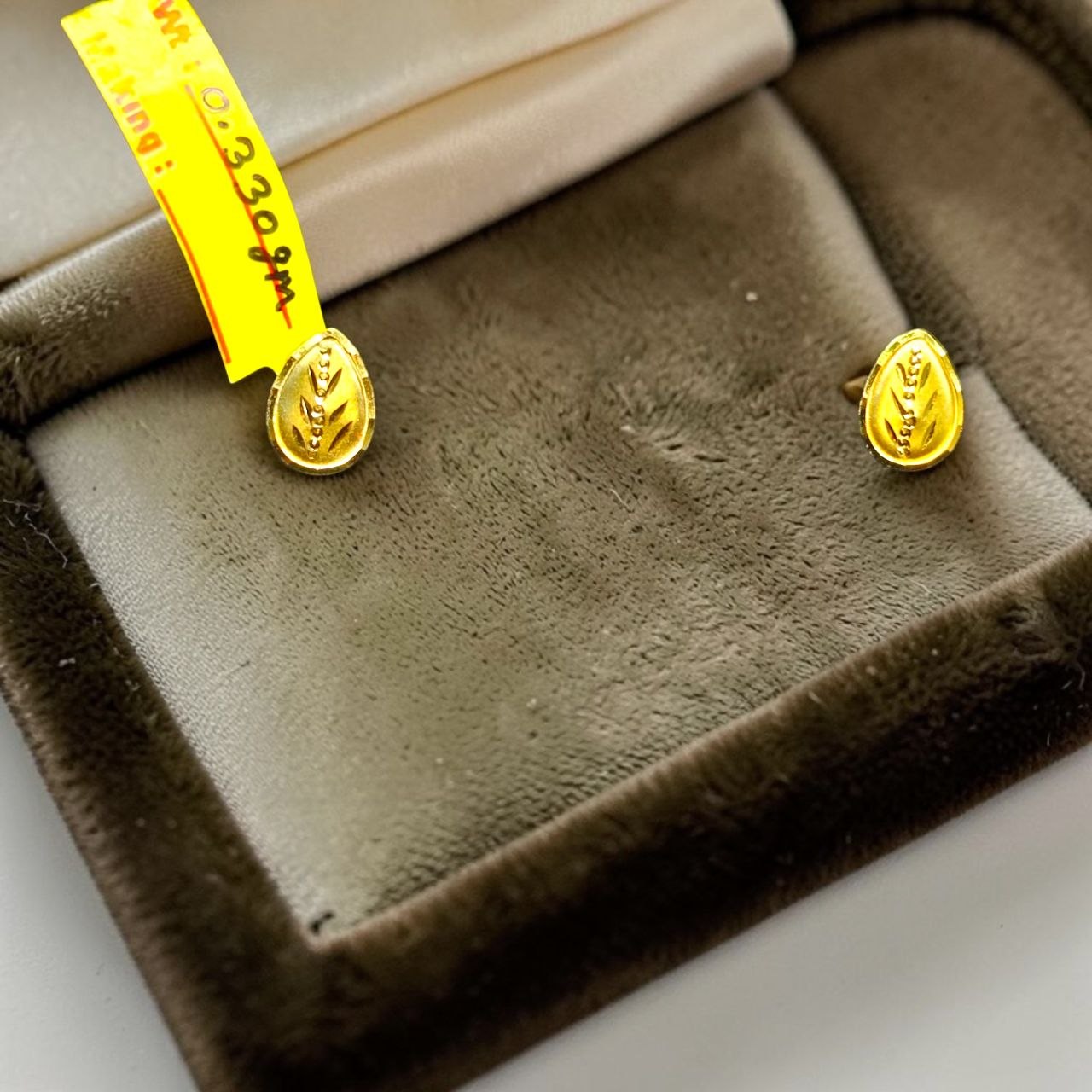 GOLD TOPS- BIS CERTIFIED (WGT: 0.330 GM APPROX) HUID HALLMARK 375 9KT GOLD TOPS 1 PAIR BEST FOR MARRIAGE GIFT.