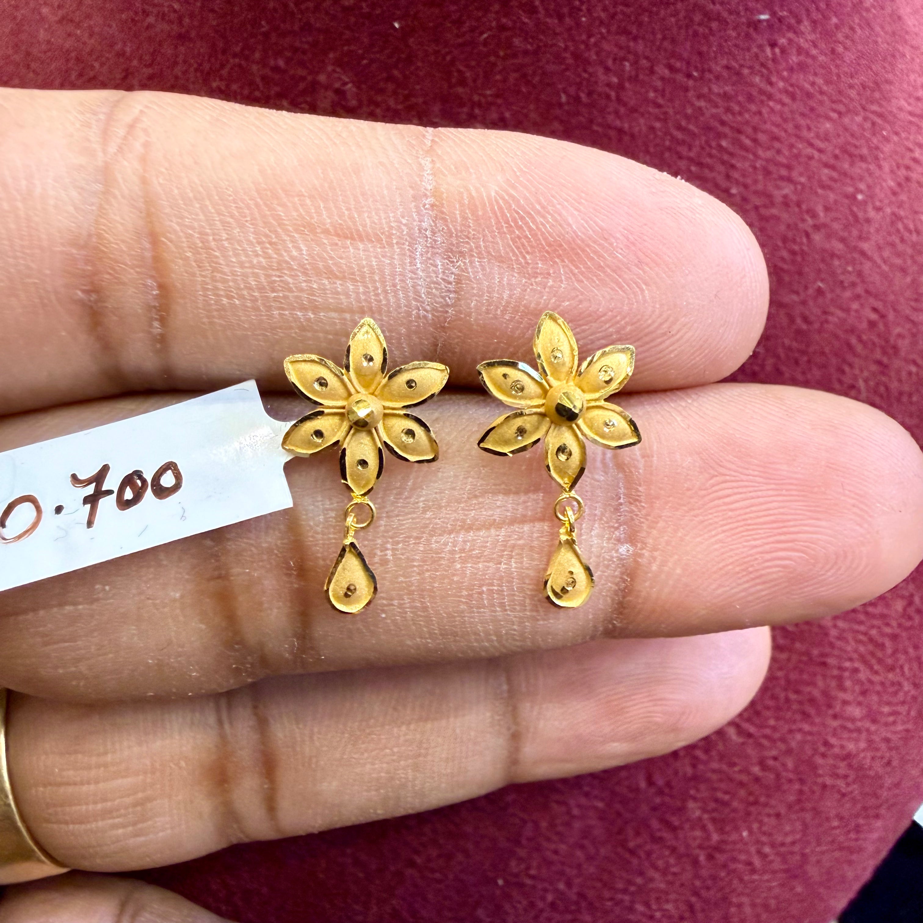 STUD EARRING- BIS CERTIFIED WGT: 0.700 GM APPROX HUID HALLMARK 916 22KT GOLD STUD EARRINGS 1 PAIR FOR WOMEN.