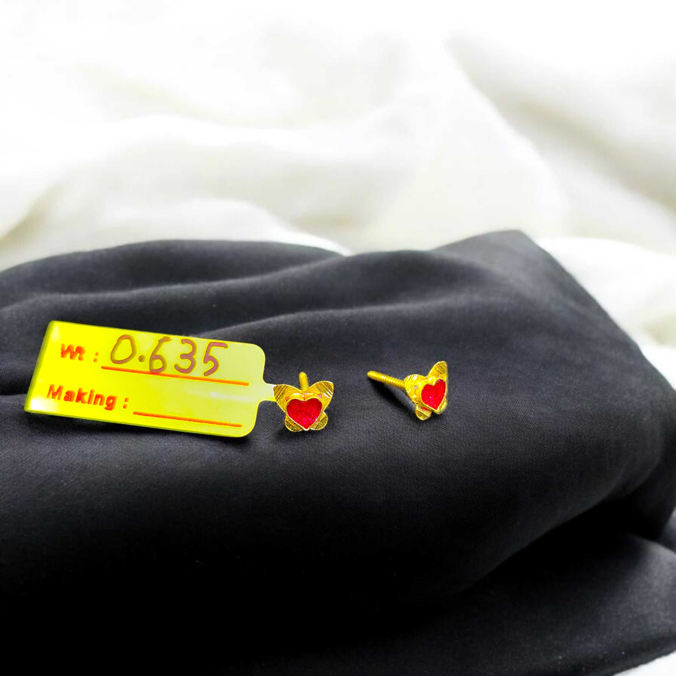 STUD EARRING- BIS CERTIFIED WGT: 0.635 GM APPROX HUID HALLMARK 916 22KT GOLD TOPS 1 PAIR FOR WOMEN.