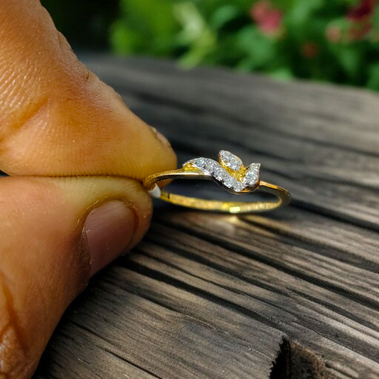 RAJLAXMI DIAMOND JEWELLERY (SIZE:09) - WGT: 1.040 GM - NATURAL DIAMOND (0.06 CENT) HUID HALLMARK 18KT DIAMOND FINGER RING FOR WOMEN WITH CERTIFICATE OF AUTHENTICITY BY ZORBA (DESIGN NO: LRAP4957).