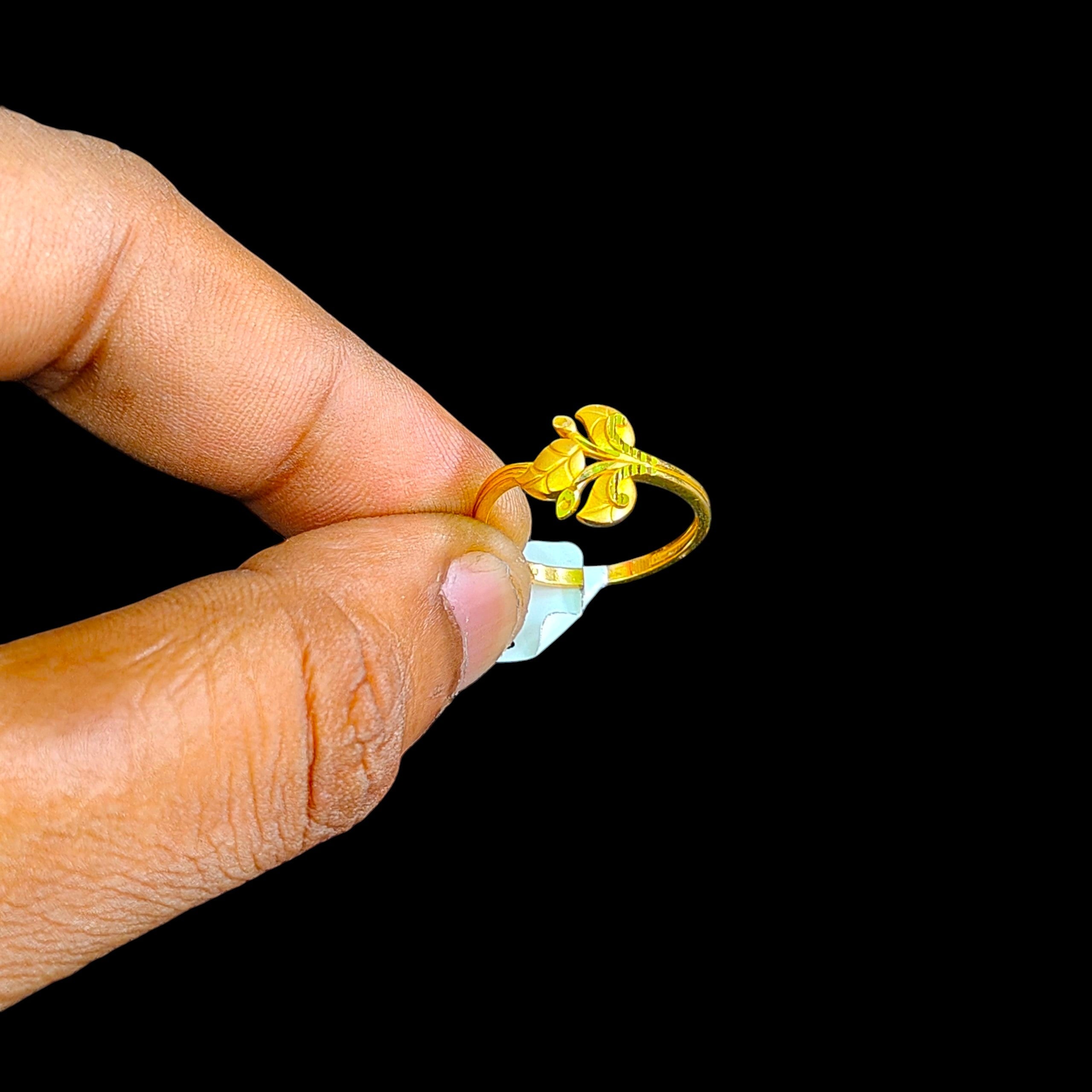 LADIES RING- (SIZE: 13) WGT: 1.960 GM APPROX 22KT HUID HALLMARK GOLD RING FOR WOMEN 1 PIECE.