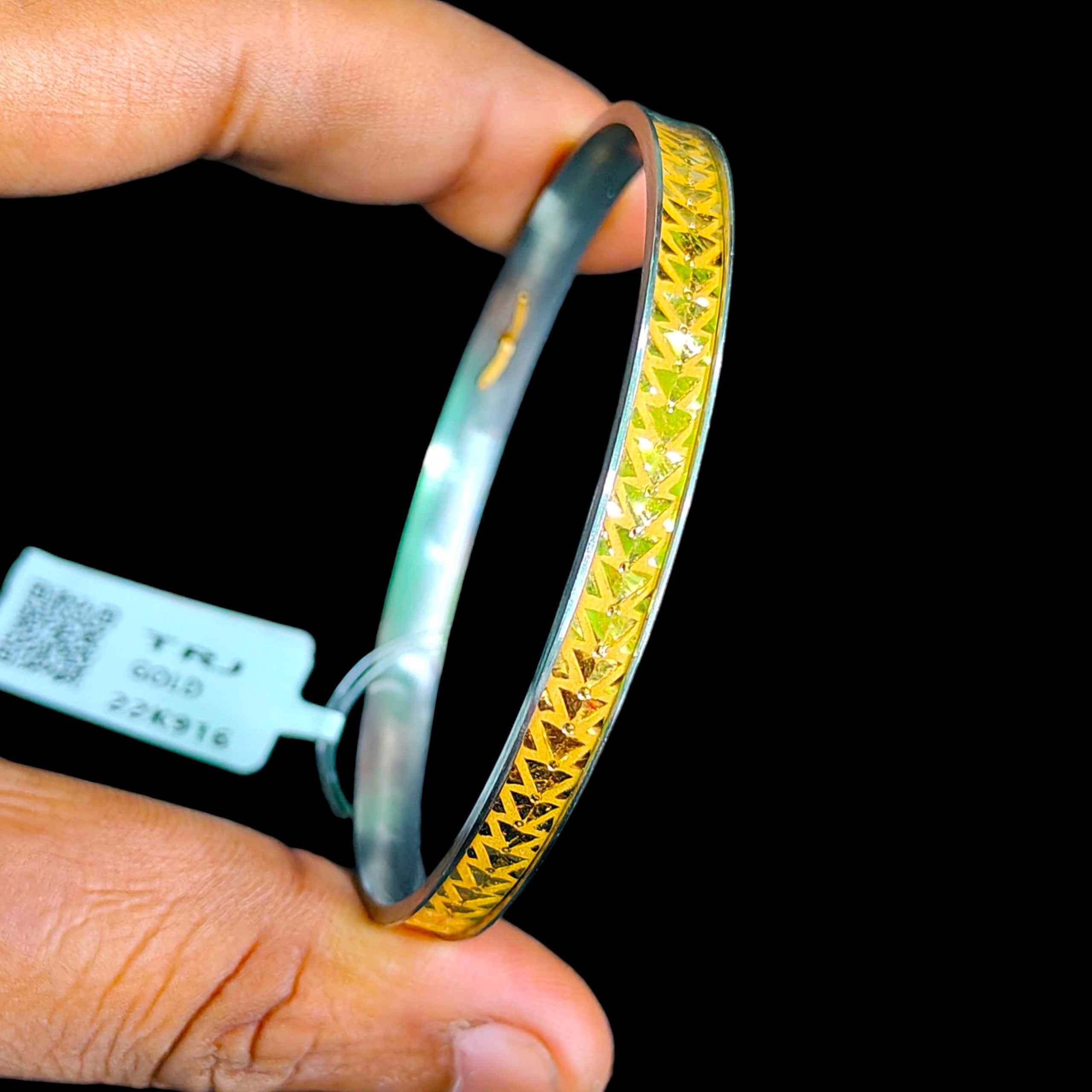 GOLD CHURI NOA- (SIZE: 24) WGT: 1.00 GM APPROX 22KT HUID HALLMARK GOLD NOA BANGLES 1 PIECE.
